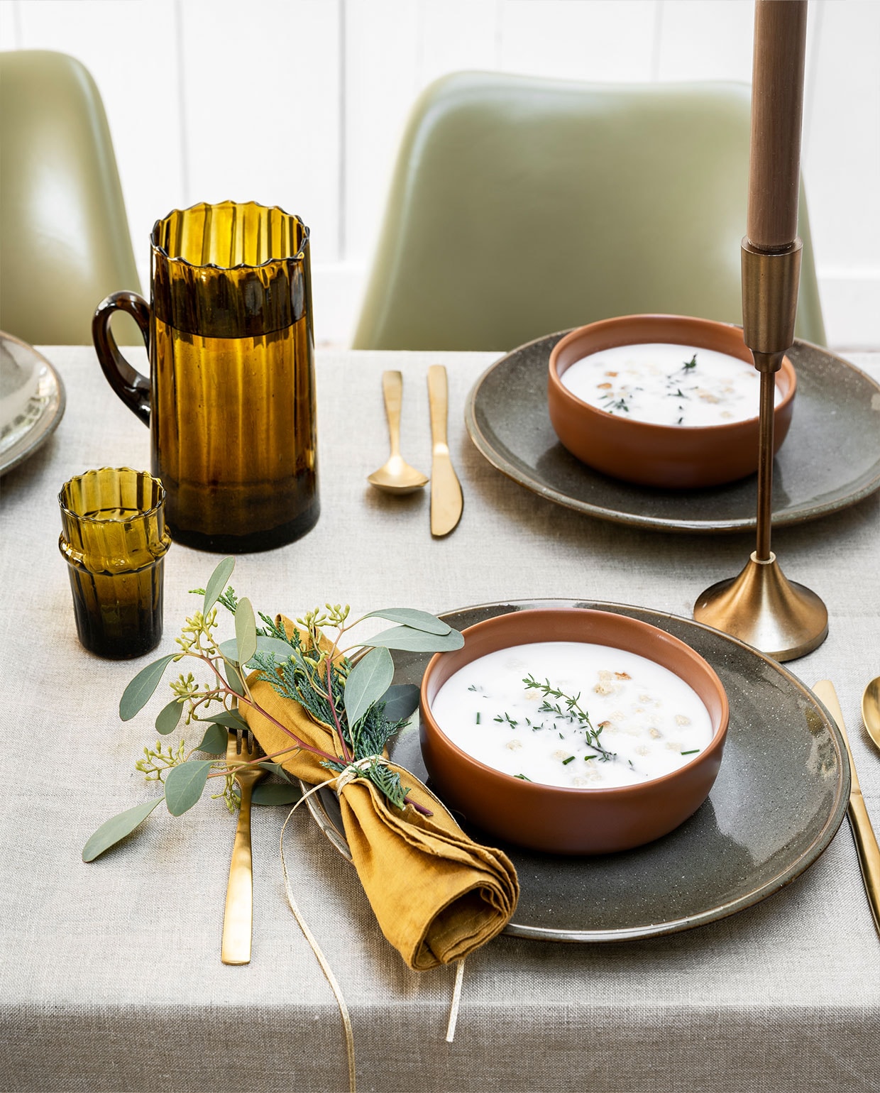 Dinerborden Nara, per stuk € 8,95, schalen Alva, per stuk € 3,75, bestek Noma, per set € 39,95 (loods5.nl). Linnen servet, per 2 € 9,99 (hm.com). Karaf Mosterd Wave, per stuk € 39,-, glas Mosterd Wave, per stuk € 6,50, polyester stoelen, per stuk € 395,- (householdhardware.nl) Linnen doek, per meter € 20,- (karteris.nl). vtwonen 2020-12 | fotografie Jeroen van der Spek | styling Danielle Verheul