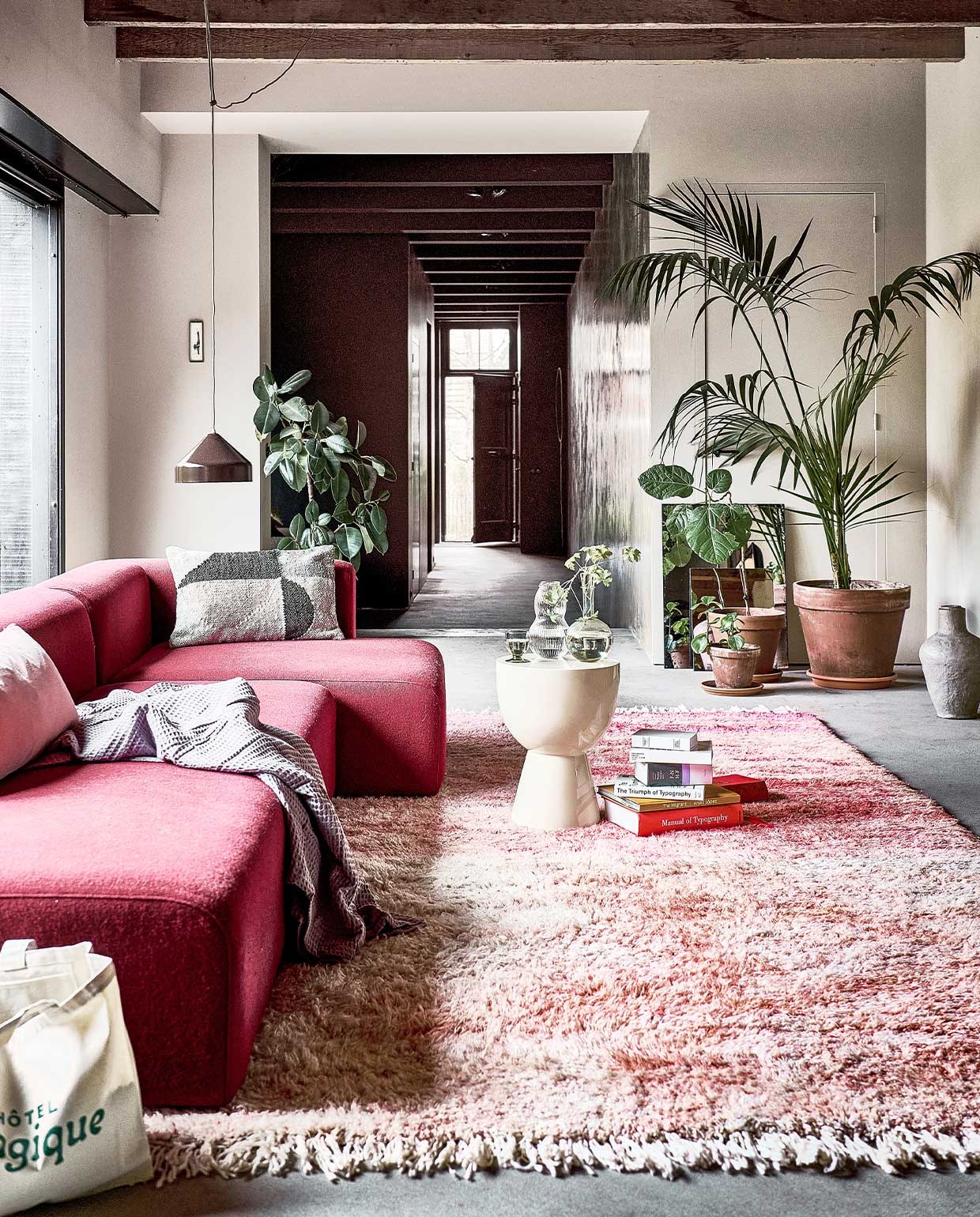 Handgemaakt wollen berber vloerkleed Beni Ouarain uit Marokko, 386×318 cm € 2790,- (rozenkelim.nl). Beige kruk van Pols Potten als bijzettafel € 325,-, sprei van Heckett &amp; Lane in kleur Quail Lilac, 180×260 cm € 36,99, kussen van Bloomingville, 40×60 cm € 69,- (vtwonen.nl). Spiegel antieklook medium € 69,95, spiegel antieklook small € 39,95 (hkliving.nl). Katoenen tas Green Magique € 35,- (hotelmagique.com). Papier-maché vaas Pompeii van BePureHome € 77,95 (basiclabel.nl). Roze elementenbank Mags vanaf € 1280,-, bruine hanglamp Lloop € 399,- (vij5.nl). Glazen karaf met ribbels € 29,- (arket.com). Overig privébezit. vtwonen 04-2022 | Styling Marlies Does | Fotografie Sjoerd Eickmans | Assistentie Yara Wagner