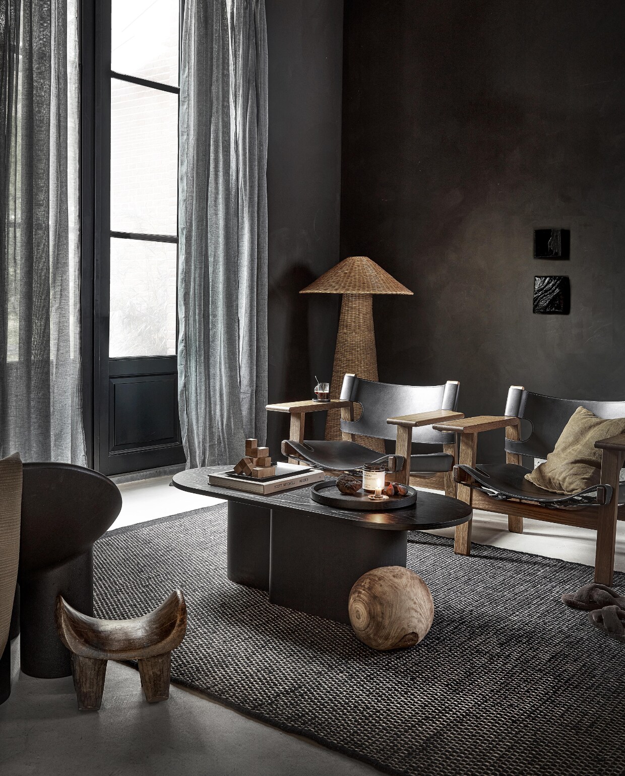 Grijs gordijn Frost, half transparant, met plooi, 270×140 cm (hxb) € 44,99M.m.v. vtwonen.nl (lamp Dou van Ferm Living, salontafel Looi van noo.ma, vloerkleed Asko van Linie Design), designtales.nl (fauteuils van Fredericia met leren zitting), zarahome.com (houten blokspel, pantoffels, metalen dienblad, bruin plaid, glazen koffiekopje, geurkaars), mooswillemsen.com (zwarte kunstwerken), anoukb.com (houten krukje, zwarte fauteuil). Overig privébezit. NEE | vtwonen 11-2022 | Productie Tanja Saarberg | Styling Sanne Ketelaar | Fotografie Peggy Janssen