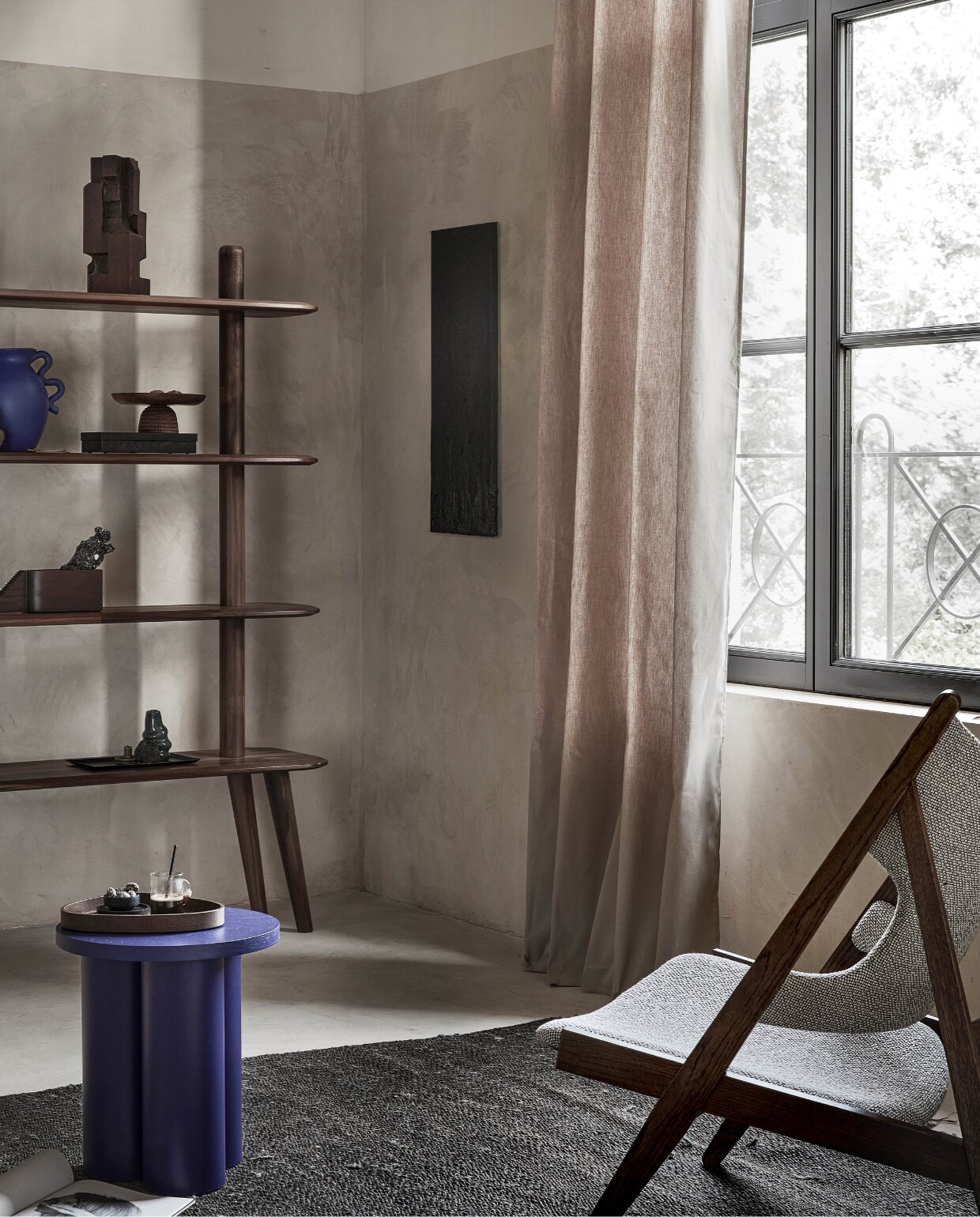 Taupe gordijn Denim Flax, lichtdoorlatend, met ring, 270×140 cm (hxb) € 55,99M.m.v. demachinekamer.nl (walnoothouten kast Olger van Sav &amp; Økse), designtales.nl (fauteuil van Menu), vtwonen.nl (bijzettafel Oly van noo.ma, blauwe vaas van Ferm Living), homestede.nl (houten sculptuur, notenhouten etagère, architectonisch sculptuur van hout, dienblad), hm.com/home (bruin aardewerken vaasje, bruine glazen vaas, blauwe glazen vaas), zarahome.com (zwarte stalen kistjes, zwart metalen dienblad, espressokop), 2222studio.com (plaid met print, zwarte mok met gezicht). Overig privébezit. NEE | vtwonen 11-2022 | Productie Tanja Saarberg | Styling Sanne Ketelaar | Fotografie Peggy Janssen