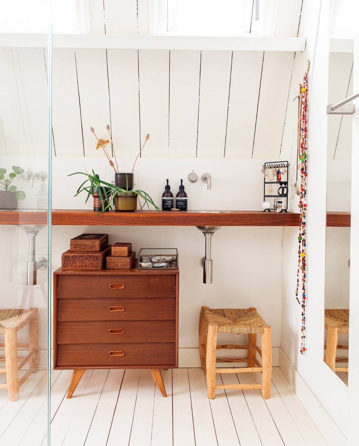 Blad wastafel zelfgemaakt, rvs wasbakken Franke, kranen Vola, krukjes uit Marrakesh, vintage ladekast Sprinkel + Hop, keramiek vintage, kistjes op ladekast van oma, kralendecoratie zelfgemaakt. vtwonen 10-2022 | productie De Binnenkijkers | styling Jeske Weel | fotografie Caroline Coehorst