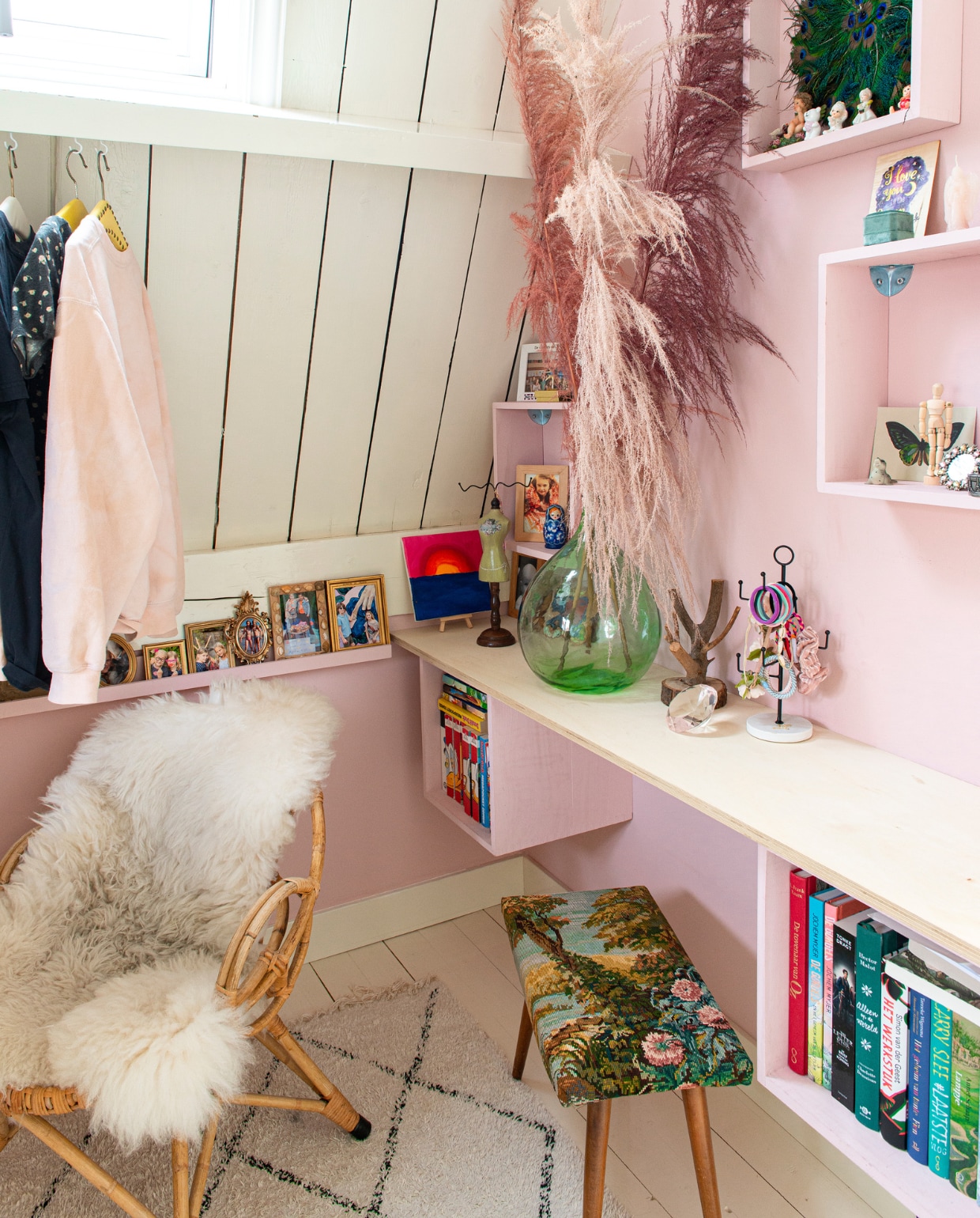 Pluimen Miss Bloem, schapenvacht Pols Potten, bureau zelfgemaakt, vloerkleed Søstrene Grene, overig vintage. vtwonen 10-2022 | productie De Binnenkijkers | styling Jeske Weel | fotografie Caroline Coehorst