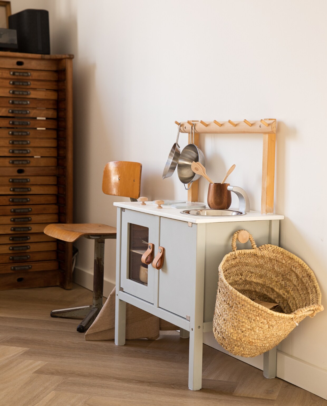 Opgeknapt speelfornuis Marktplaats, schoolstoel en mand kringloopwinkel. NEE | vtwonen 09-2022 | styling Ilona Jongepier | fotografie Diana van leeuwen | tekst Chris Muyres