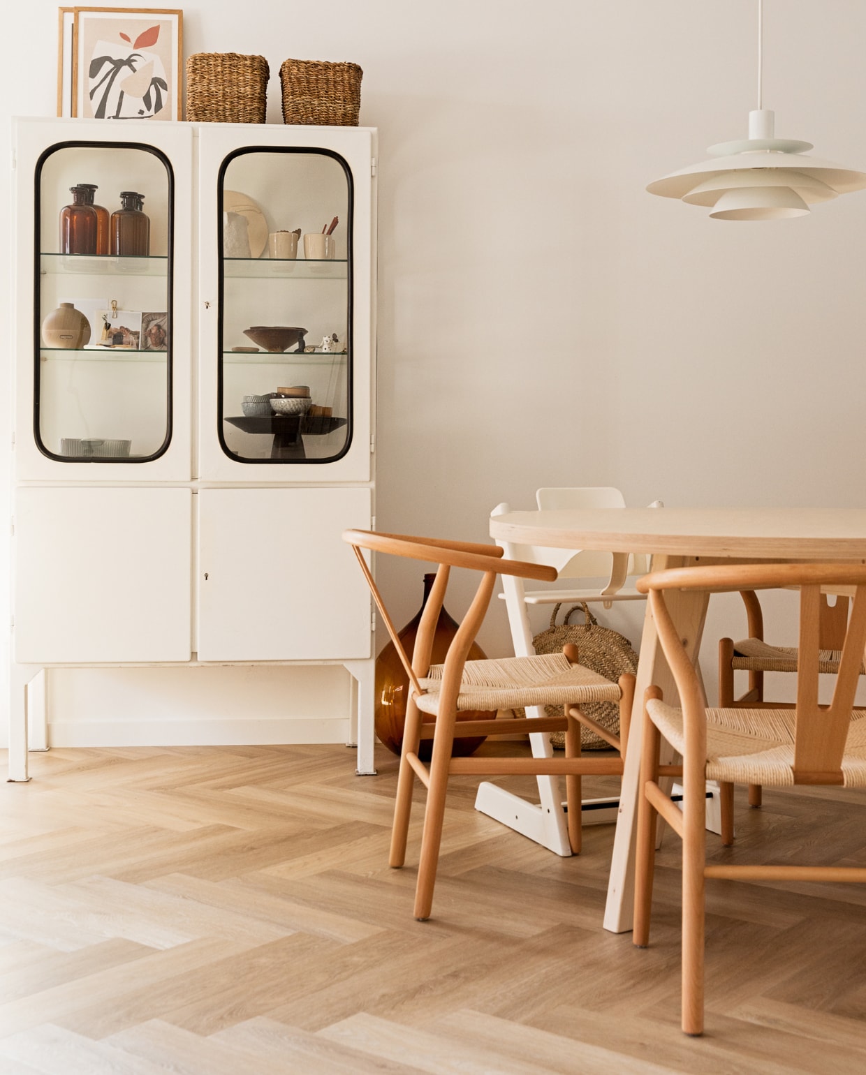 Apothekerskast Old Basics, tafel Woodchuck, wishbone stoelen, kinderstoel, hanglamp en bruine buikfles via Marktplaats, poster PSTR studio, manden Søstrene Grene, etagère van Sober &amp; Stoer Wonen, pvc-vloer van Cavallo Floors, overig via kringloopwinkels en erfstukken. vtwonen 09-2022 | styling Ilona Jongepier | fotografie Diana van leeuwen | tekst Chris Muyres