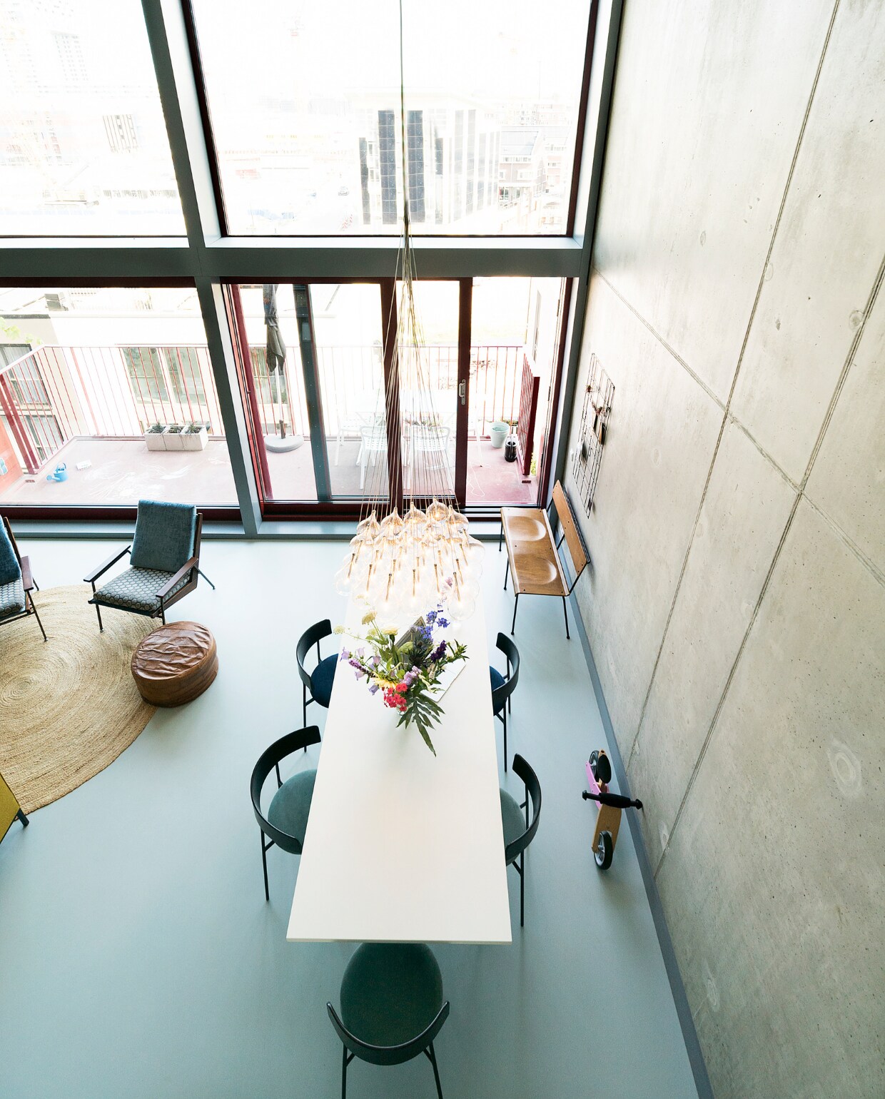 Blauwe bank Sofa Company, laag wit rek Ikea, speaker Sonos, serrekastje Ikea, rotan bloempot H&amp;M Home. Stoelen Perfecta, ronde tafel Fonq. Planten Broese. Overig onbekend. NEE | vtwonen 09-2022 | styling Emmy van Dantzig | fotografie Jansje Klazinga | tekst Martine de Hoog
