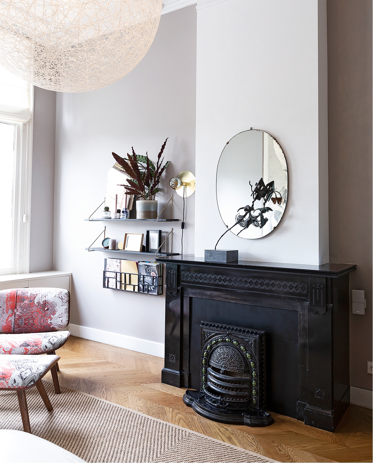 Spiegel pop-upstore. Kunstwerk gekregen van Merijns ouders. Planken in rek waren over na de keukenverbouwing. Dragers en rek House Doctor. Wandlamp Frama. Kaarsen- houders Xenos en Pantoufle. Vogeltje Normann Copenhagen. Klok Karlsson. vtwonen 04-2020 | styling Emmy van Dantzig | fotografie Jansje Klazinga | tekst Anne van den Dool
