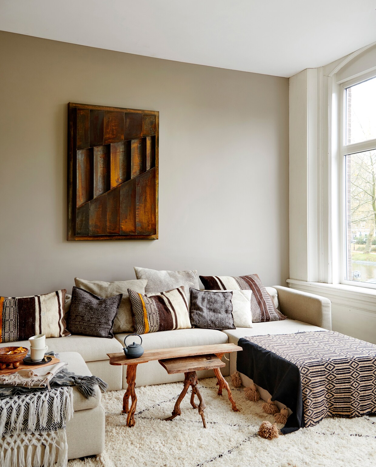 Bijzettafel Zuiver, behang Cole &amp;Son. Overig Blooming Interior vtwonen 2-2020 | woonkamer bohemian