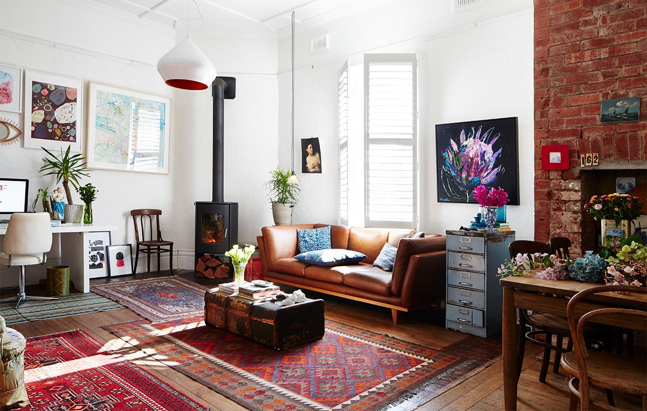 Leren bank overgenomen van vrienden. Blauwe dossierkast meegenomen uit Zuid-Afrika. Vergelijkbare houtkachel Charlton &amp; Jenrick. Vergelijkbare hanglamp Tom Dixon. Kelims The Home. Protea-schilderij van Ali McNabney-Stevens. Vergelijkbare rotan spiegel Xenos. Meerkleurige print Flatearth Studio. Hutkoffer langs de kant van de weg gevonden. Overig onbekend. vtwonen 06-2022 | productie Living inside | styling Julia Green | fotografie Armelle Habib