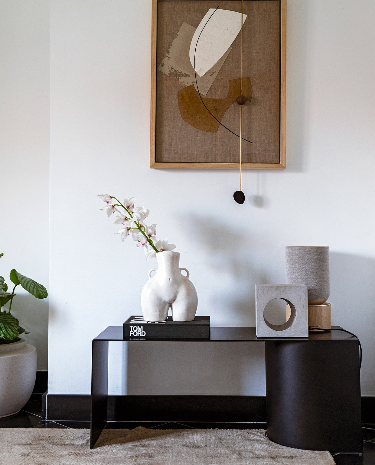 Vloerkleed Benuta. Plantenpot Serax. Bank Ferm Living. Boek Tom Ford. Vaas Anissa Kermiche. Lamp Serax. Box Bang &amp; Olufsen. Kunstwerk Atelier de Rijk. Overig privébezit. JA | vtwonen 11-2021 | styling Ilona Jongepier  | fotografie Dana van Leeuwen