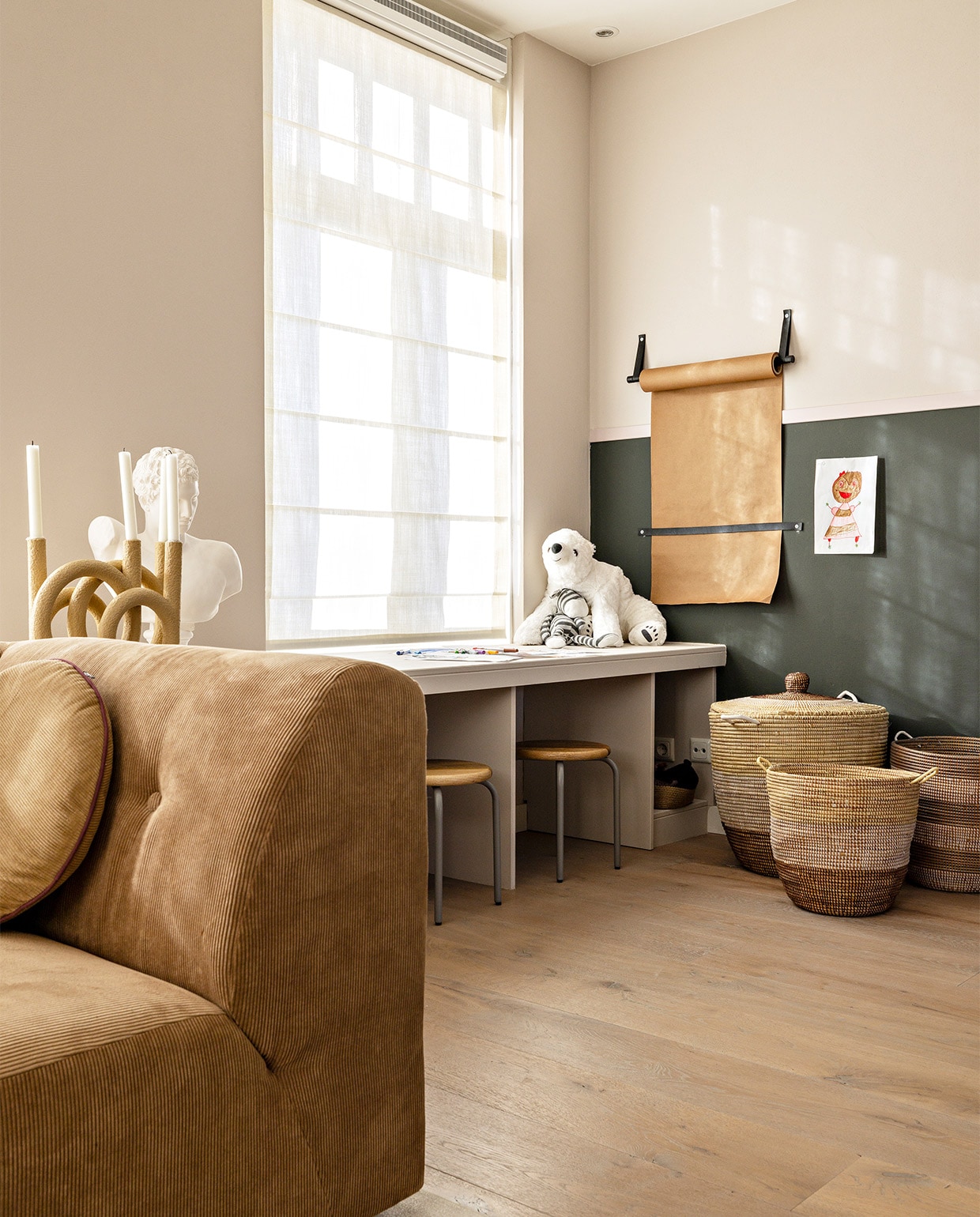 Flexa Creations muurverf Sandy Steps, aan de onderkant Factory Green, dunne streep in het midden Poetic Pink (flexa.nl). Bank van HKliving, per element vanaf € 795,- (eijerkamp.nl). Rond rib kussen van HKliving € 34,95, kandelaar van pt,€ 82,50, papieren rol van vtwonen € 29,95, krukken van Kidsdepot, set van 2 € 79,90 (vtwonen.nl). Wit beeld € 85,- (het-schippertje.nl). Opbergmanden, prijs op aanvraag (basketsbeadsbasics.nl). Overig privébezit. vtwonen weer verliefd op je huis aflevering 4 seizoen 16 | styling Marianne Luning | fotografie Sonja Velda