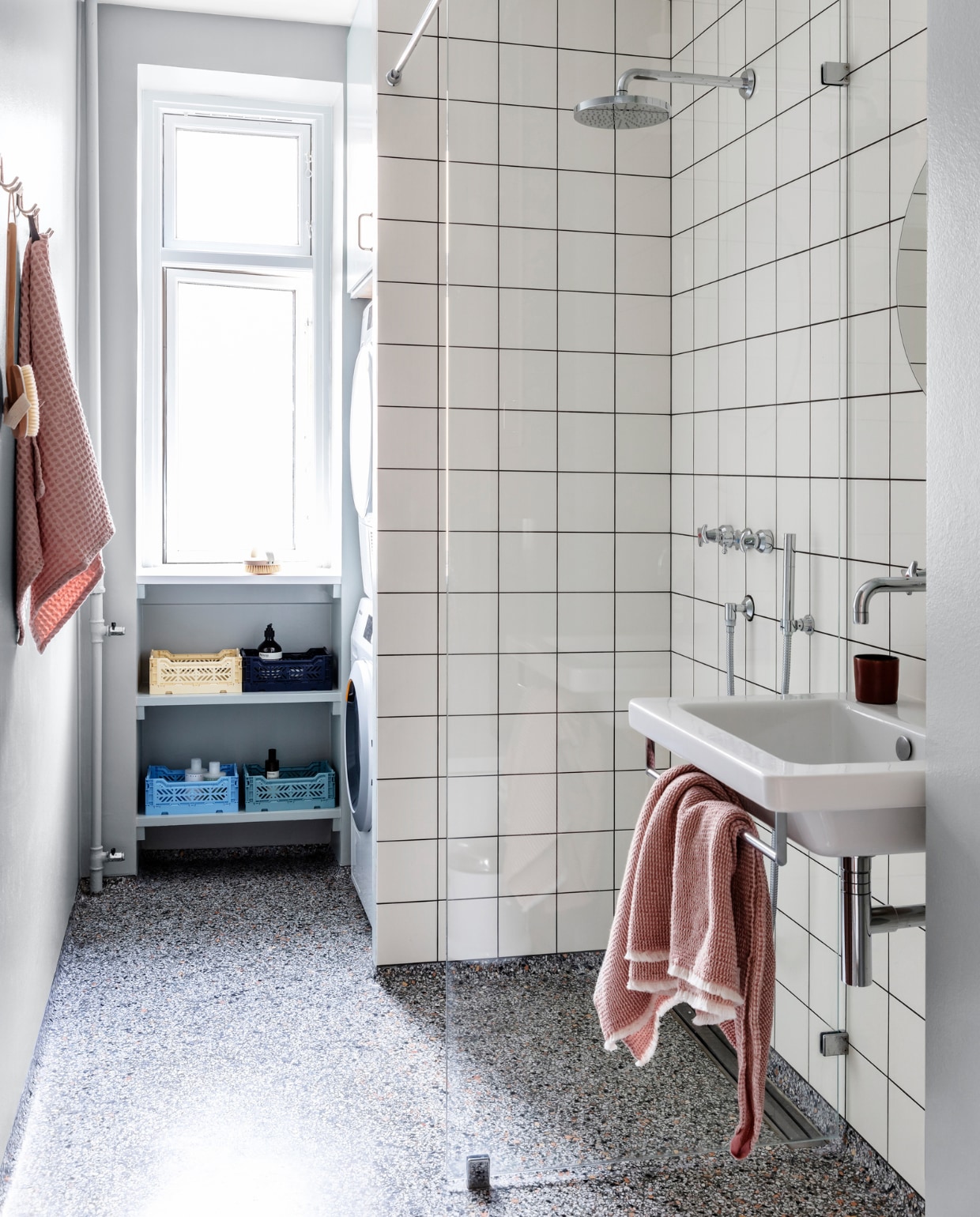 Muurverf Exhale van Jotun. Badkamerarmaturen Toni. Wastafel vintage. Hanglamp Light-Point. Kratten Aykasa van Hay. Overig herkomst onbekend. vtwonen 09-2022 | productie Living Inside | styling Rikke Graff Juel | fotografie Christina Kayser O.