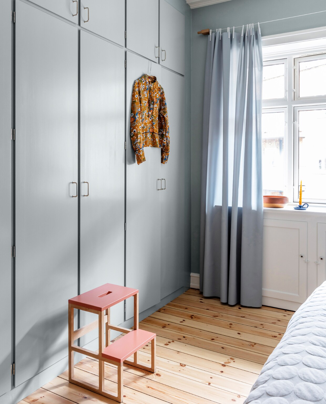 Muurverf Exhale van Jotun. Gordijnen Kvadrat. Kasten en voetenbank op maat gemaakt door Stilleben Architects. Bedsprei Hay. Overig herkomst onbekend. vtwonen 09-2022 | productie Living Inside | styling Rikke Graff Juel | fotografie Christina Kayser O.