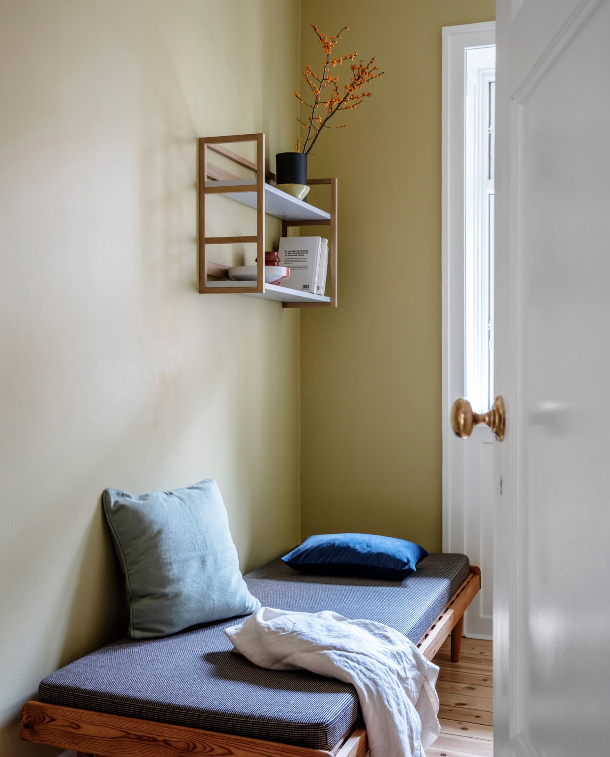 Muurverf Velvet van Jotun. Daybed vintage, gestoffeerd met wol van Kvadrat / Raf Simons. Wandplank Stilleben Architects. Kussens Hay. Gele schaal Ferm Living. Overig aardewerk vintage. vtwonen 09-2022 | productie Living Inside | styling Rikke Graff Juel | fotografie Christina Kayser O.