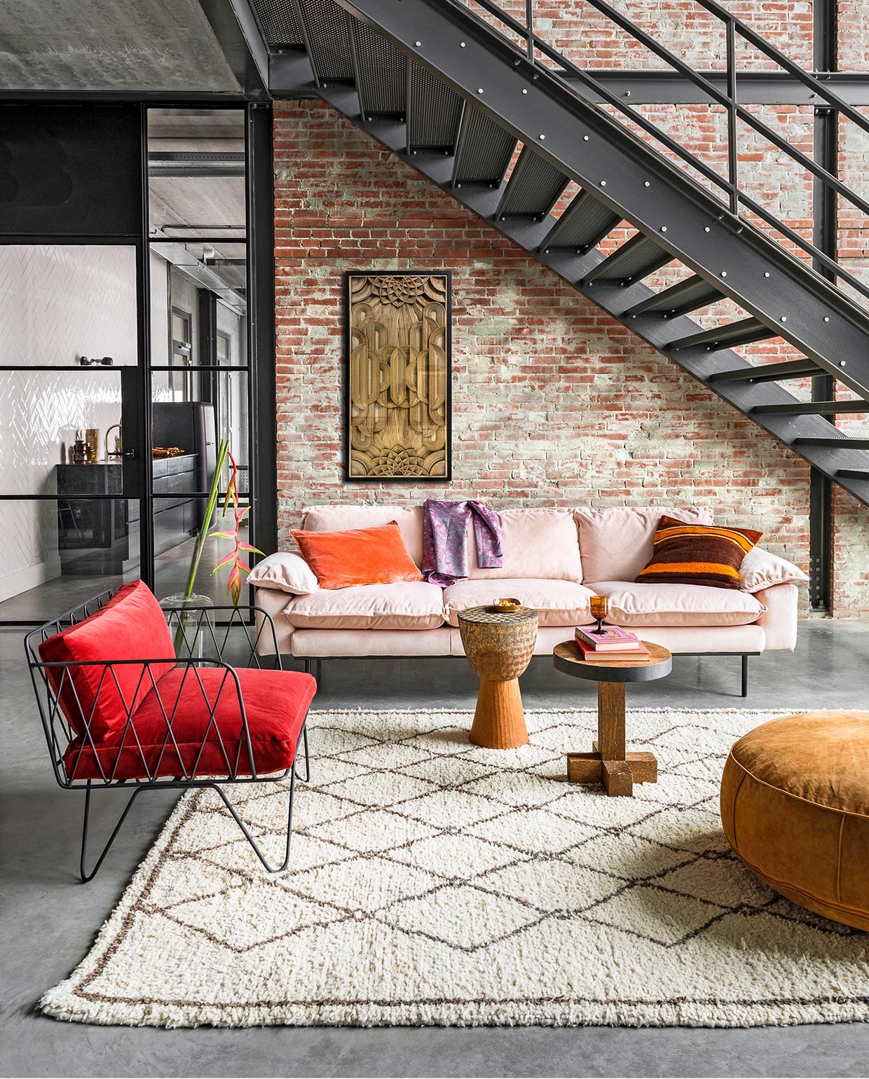 4-zitsbank van nudekleurig velours, 245x83x95 cm (lxbxh) € 1495,- suède poef Ø 80 cm € 229,-, muurdecoratie € 379,-, glazen vaas € 49,95 (HKliving). Stoel Honoré € 430,- (Serax), bekleed met stof Velluto di Cotone van Carlucci ca 1410/10 per meter € 84,90 (Chivasso). Berber kleed € 890,-, gestreepte Marokkaanse kussenhoes € 65,- (Household Hardware). Tafeltjes Tamtam ingekerft massief hardhout € 475,-, rechthoekig velours kussen € 60,- (Pols Potten). Bakje uit de Merci-collectie € 5,85 (By Mölle). In de keuken: tegels Mediterranea Calpe Nieve van vtwonen hier in visgraatmotief, per m² € 73,80 (vtwonen.nl/vtwonen-collectie). Matzwarte koelkast € 865,- (Smeg). Colbert (Ted Baker). Glas privébezit. vtwonen 02-2018 | styling Marianne Luning | fotografie Stan Koolen | assistentie Marieke Velthuis | met dank aan HKliving