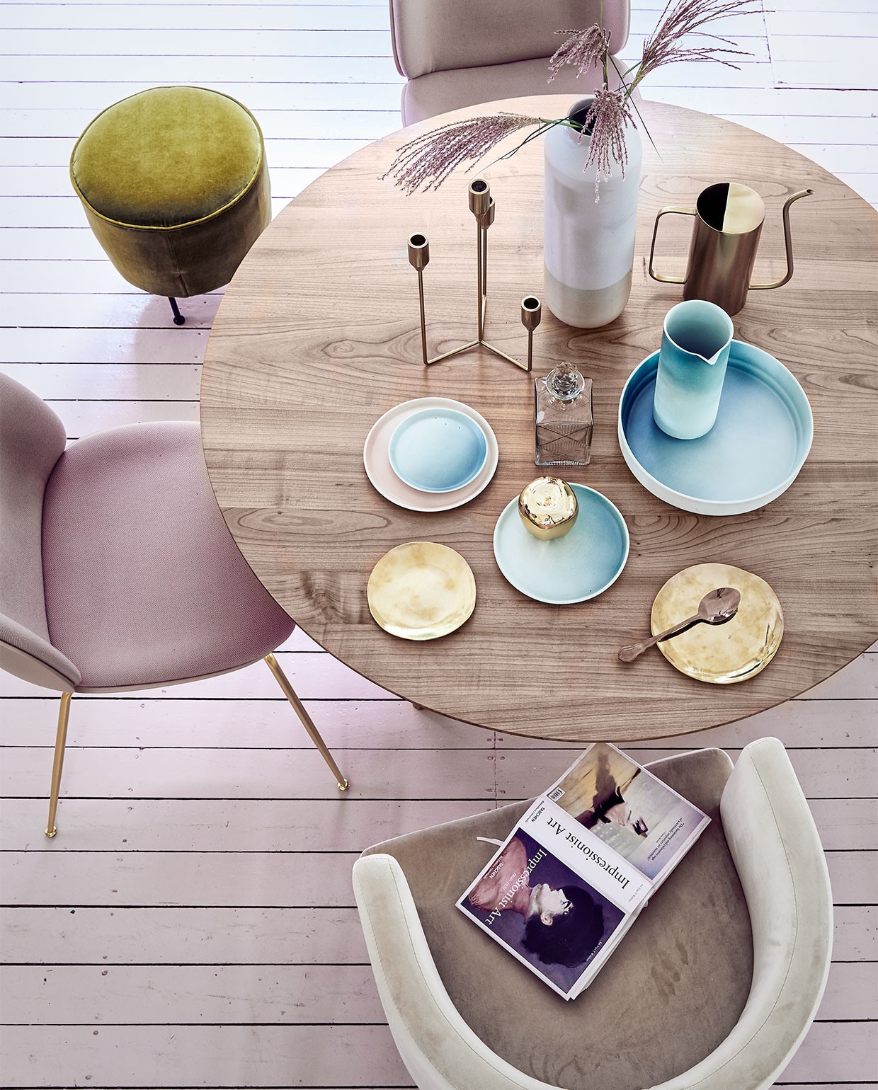 Behang van Etro Brian Yates Leucio 515862, 70 cm x 10 m per rol € 137,- (De Ru). Kleine bijzettafel met emaillen blad, groot, 40×54 cm (Øxh), klein 33×48 cm (Øxh), set van 2 € 485,- (Pols Potten). Glazen hanglamp van Ebb &amp; Flow, Ø 22 cm € 225,-, roze eetkamer­stoel van Gubi € 609,- (Goeds). Kunstkoraal € 59,95 (HK Living). Roze glazen potjes met deksel van Ferm Living, klein € 29,-, middel € 34,-, groot € 49,- (Kolk en Kolk). Oudroze fluwelen kussen, 50×50 cm € 80,-, sprei van fluweel en zijde, 240×260 cm € 670,-, geel linnen dekbedovertrek, 200×200 cm met twee kussenslopen, 70×60 cm € 390,- (Fabric Copenhagen). Lichtroze dekbedovertrek, 220×240 cm € 49,95 (Zara Home). Roze linnen kussenslopen van Society, 50×50 cm per 2 € 90,- (Meker Wonen). Lichtroze fluwelen kussens, 50×50 cm € 25,65 (Madam Stoltz). Klein smal kussen van Dutchbone, 60×30 cm € 35,-, messing bolvormig potje van House Doctor € 15,99 (www.vtwonen.nl). Roze vaas € 6,99 (Ikea). Zachtblauwe beker € 17,50 (H+E Studio Harm en Elke). Whiskyfles € 49,50 (Nordal). Schelp € 25,95 (De Weldaad). JA | vtwonen 11-2017 | styling Cleo Scheulderman | fotografie Jeroen van der Spek