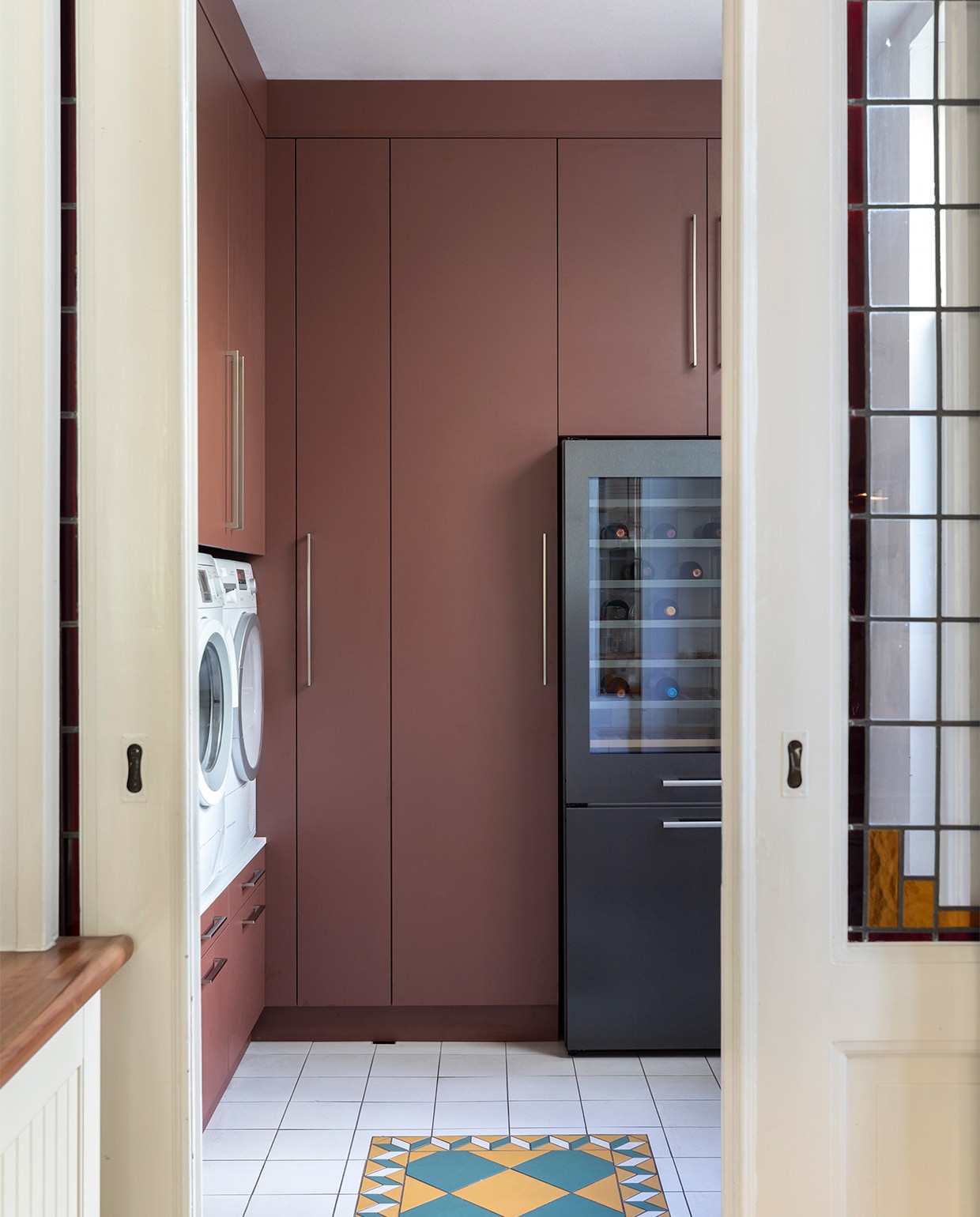 Kast op maat gemaakt door Alure kasten Woninginrichting-Aanhuis.nl. Wijnklimaatkast met vriezer ATAG. Overig privébezit. vtwonen weer verliefd op je huis | seizoen 13, aflevering 1 | styling Fietje Bruijn | fotografie Margriet Hoekstra