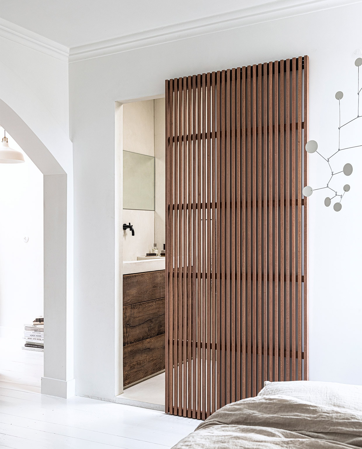 Schuifdeur met houten latjes komt uit de DIY special vtwonen 2020, verkrijgbaar via lossebladen.nl vtwonen special 09-2020 | styling Kim van Rossenberg  | fotografie Sjoerd Eickmans