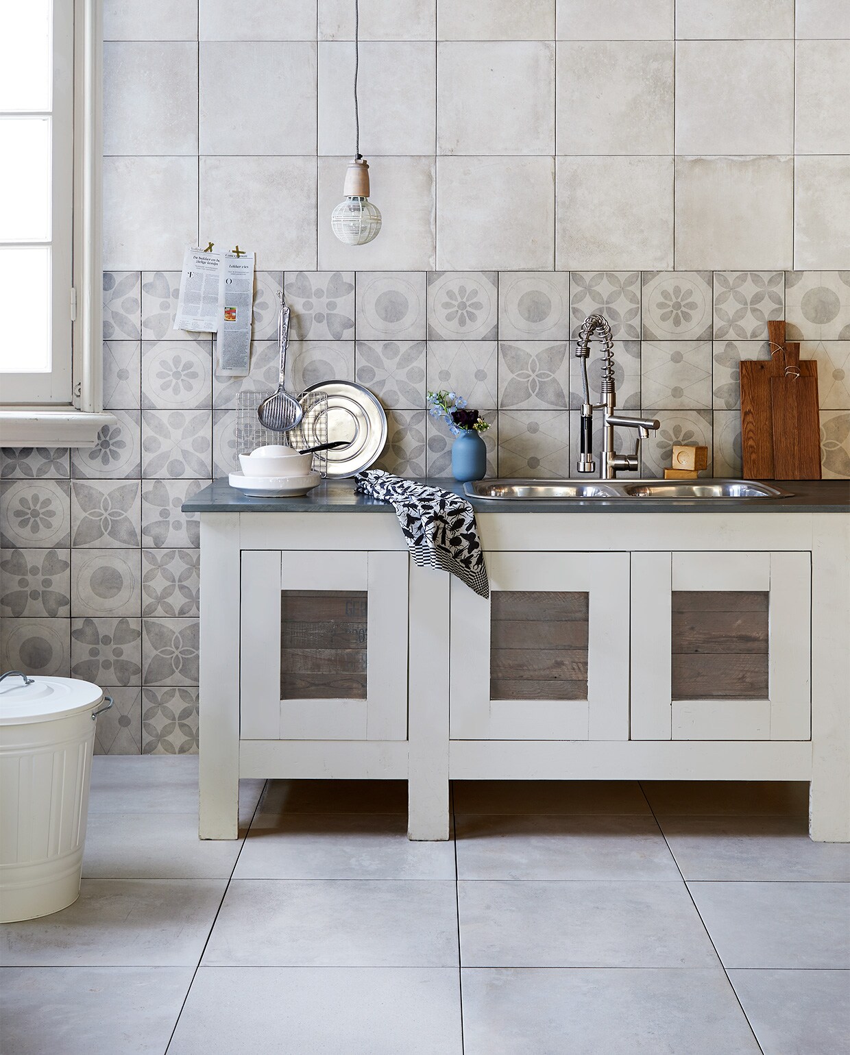 Tegels van de vtwonen collectie. Neo dessin black per m² € 67,80Neo uni grey 50×50 cm per m² € 51,65 M.m.v. Combitex (keukenblok), Household Hardware (witte kommen, slabestek, aluminium keukengerei), Ikea (prullenbak, keukenkraan), &amp;Klevering (theedoek), Yvonne Visser (vaasje) M.m.v. Household Hardware (kapstok), Sukha (shawl, jasje, tas, wandhaakje), Nijhof (grote witte flesvaas)M.m.v. Combitex (werktafel), HK Living (stoel, flesvaas), Fens DECOR (staande lamp, Jieldé), overig privébezit.M.m.v. Affaire d’eau (wanddouche, sponsbakje , hammamdoek), HK living (trap), Nijhof (looplamp), &amp;klevering (douchegel), overig privébezit. JA | vtwonen 05-2014 | styling Fietje Bruijn | fotografie Dennis Brandsma