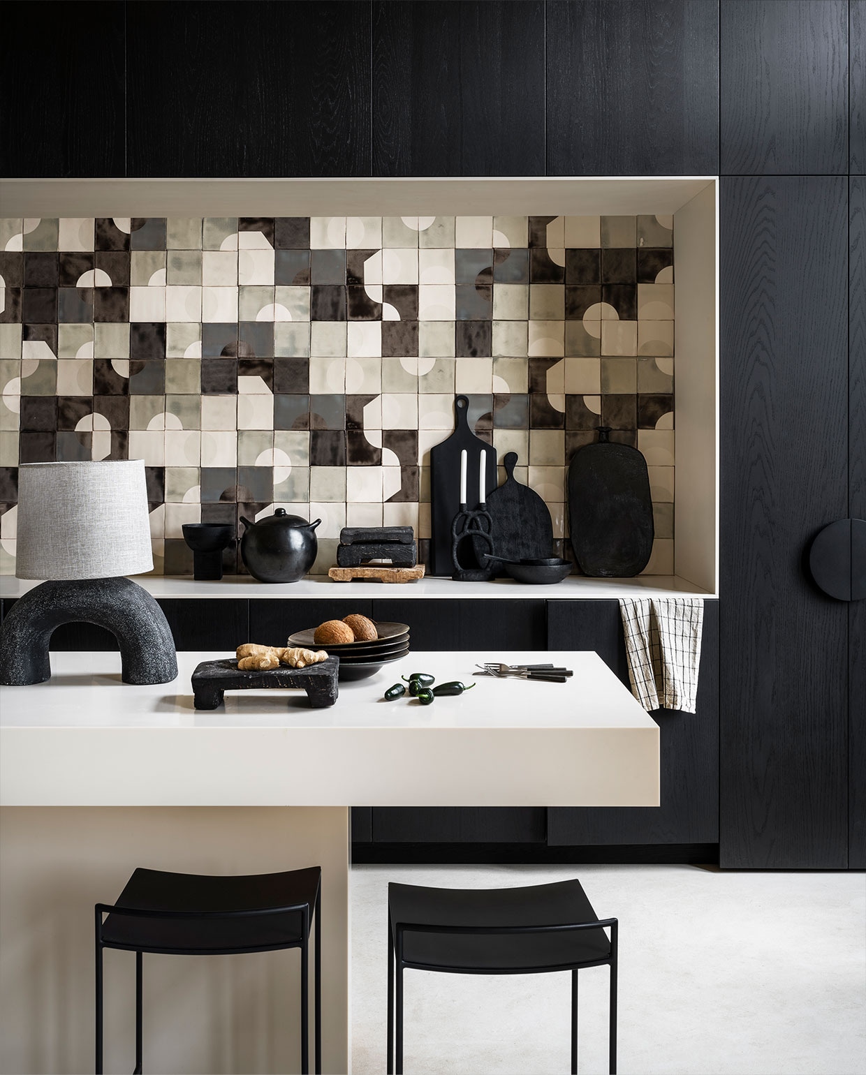 Handgemaakte tegels per m² vanaf € 3000,- (smink.studio). Ontwerp keuken via anoukb.com. Lampenvoet € 319,- lampenkap € 39,95 (lanena-home.com). Diepe borden € 24,95 (hkliving.nl). Bestek vanaf € 3,95 (dille-kamille.nl). Houten schaal op voet, 20×20 cm (Øxh) € 49,95, ronde snijplank € 41,95, houten schalen vanaf € 20,95, lepel € 10,95 (urbannatureculture.com). Grote kookpot vanaf € 61,30 (blackpottery.eu). Hoge snijplank van Bloomingville € 64,90, kandelaar van Bloomingville € 36,90, barkruk van Serax € 194,- (vtwonen.nl). Theedoek € 15,- (misterdesign.nl). Zwarte vaas van Willem van Hooff, prijs op aanvraag (willemvhooff.com). JA | vtwonen 10-2021 | styling Marianne Luning | fotografie Stan Koolen