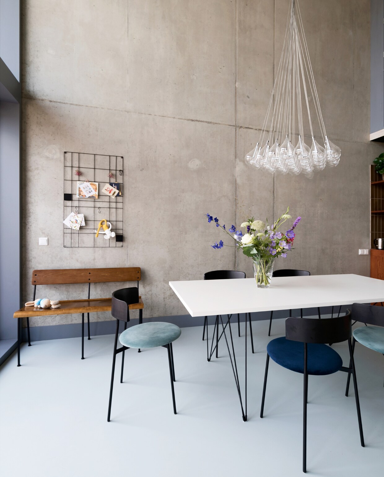 Schoolbank Teach en memobord Wire van vtwonen. Hanglamp Lightsonline. Eetkamerstoelen Friday van Fest. Tafel Magis Tavolo XZ3 via Flinders. Vloer DGF polyurethaan PU Gietvloer in kleur NO.05.65 via Design Gietvloer Amsterdam. Betonnen muren geïmpregneerd met Hydrablock Pro voor matte look. NEE | vtwonen 09-2022 | styling Emmy van Dantzig | fotografie Jansje Klazinga | tekst Martine de Hoog
