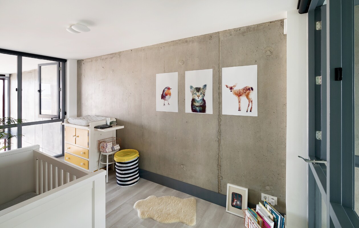 Ledikant Bopita. Posters Amy Hamilton via Juniqe. Commode Marktplaats, zelf opgeknapt. Draadmandjes Sissy-Boy Homeland. Opbergmand Ikea. Plafondlamp onbekend. NEE | vtwonen 09-2022 | styling Emmy van Dantzig | fotografie Jansje Klazinga | tekst Martine de Hoog