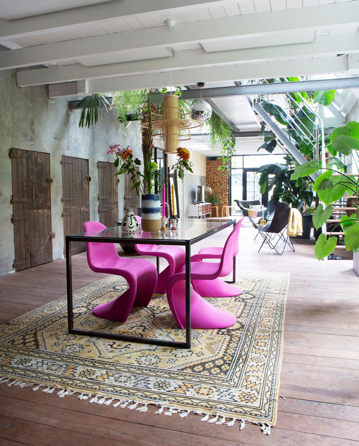 Eettafel eigen ontwerp van Willem. Perzisch kleed Marktplaats. Stoelen Panton Chairs van Vitra. Bamboe hanglamp Orient Living. Vazen en kandelaars HKliving. Zwarte vlinderstoelen vintage. vtwonen 13-2021 | productie De Rookerij | styling, fotografie en tekst Jeltje Janmaat | tekstbewerking Anne van den Dool