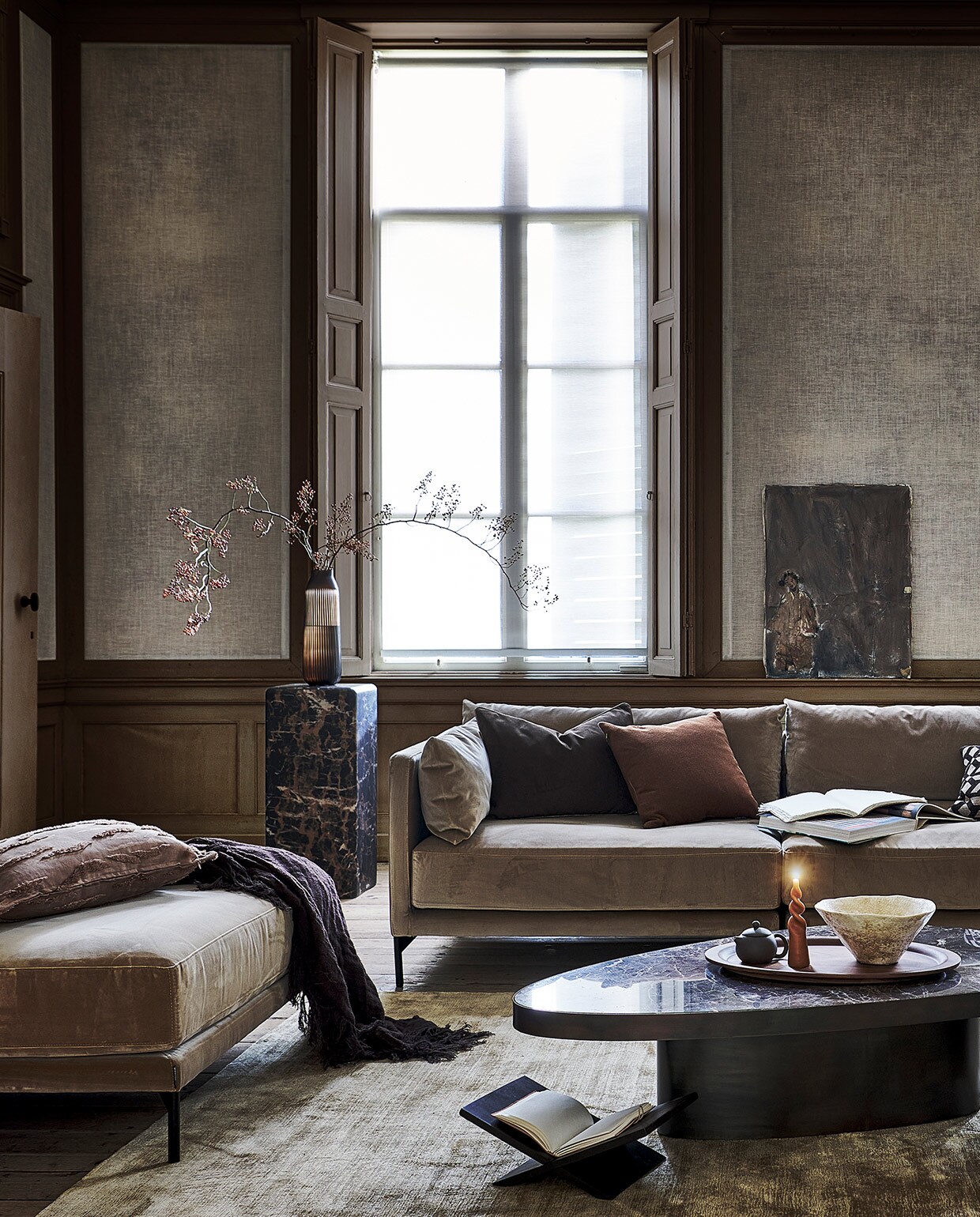 Velours hocker Vincent in champagnetint € 369,-, velours modulaire bank Vincent in champagnetint, vanaf € 569,- (sofacompany.com). Bruin kussen met textuurstrepen van Lizzo € 207,50 (loggerewilpower.com). Bruine linnen plaid € 375,-, beige satijnen kussen met bruine bies € 29,95, velours doorgestikt kussen € 39,95, lichtbruine bijzettafel € 191,20, kussen met textuurstrepen € 54,95 (nordal.eu). Faux marmeren pilaar € 535,- (polspotten.nl). Bruin kussen € 49,99, bruine glazen vaas € 69,-, houten dienblad € 199,- (homestede.nl). Vloerkleed, 250×350 cm € 2999,-, chocoladebruin fluwelen kussen € 79,- wit kussen met bruin geometrisch motief € 69,- (allurehome.nl). Houten boekenstandaard € 24,99, bruin theeglas met oor € 7,99 (hm.com). Olieverfschilderij prijs op aanvraag (gracespiegel.com). Marmeren salontafels, per stuk vanaf € 1444,95 (rapture.amsterdam). Keramieken theepot € 44,95, keramieken theemok, onderdeel van set met pot € 59,95 (simonlevelt.nl/alkmaar). Gedraaide kaars € 4,95 (dille-kamille.nl). Aardewerken schaal € 35,99, aardewerken bolvaas € 29,99 (zarahome.com). Hanglamp van Vaughan, prijs op aanvraag (wva.nl). Albaster waxinelichthouder € 24,99 (sissy-boy.com). Fauteuil € 675,- (allestedlund.com). Overig privébezit. vtwonen 01-2022 | styling Danielle Verheul | fotografie Sjoerd Eickmans