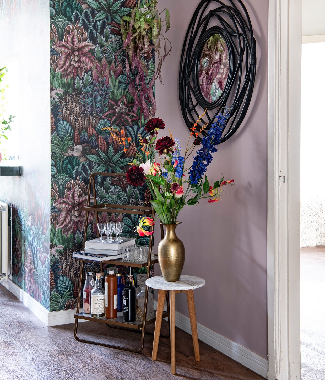 Bijzettafel Zuiver, behang Cole &amp;Son. Overig Blooming Interior vtwonen 11-2020 | productie Insidehomepage | styling Inge van Lieshout | fotografie Louis Lemaire | tekst Jan Willem Papo