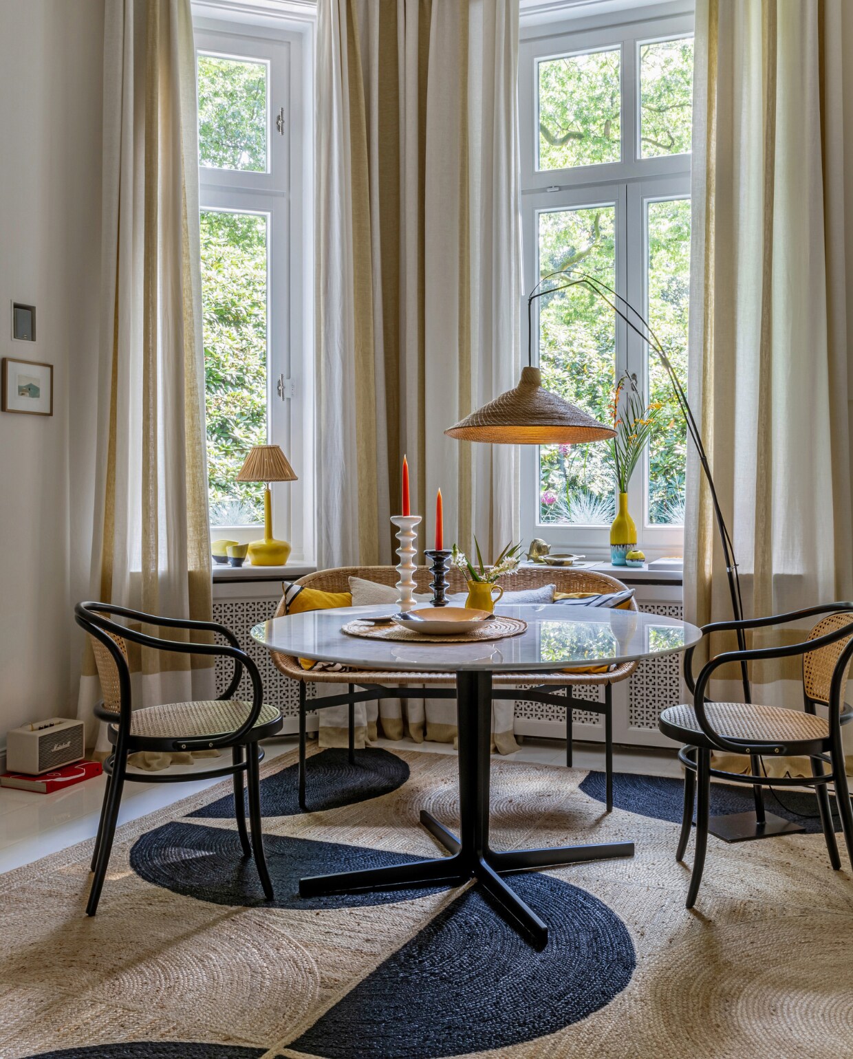 Juten kleed Élitis. Stoelen Thonet en Ton. Tafel Tacchini. Staande lamp Best Before. Kandelaars Maison Sarah Lavoine. Gele kan Jars Céramistes. Gele lamp uit Puglia. Overig onbekend. productie AC Scoffoni | styling Janina Krinke | fotografie en tekst Anne Catherine Scoffoni |\ntekstbewerking Caroline Westdijk