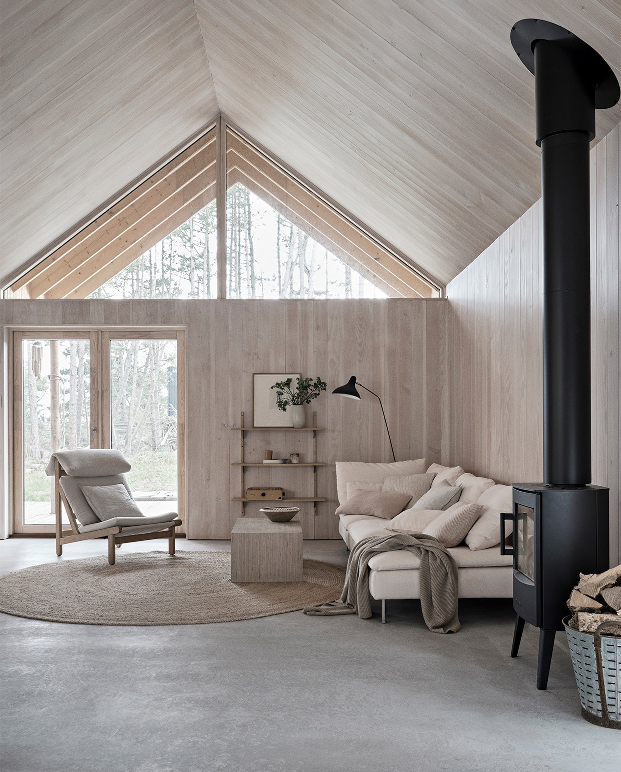 &gt; Bank, plaid en kussens Aiayu. Bernt Petersen-fauteuil en salontafel familiestukken.Rond kleed Ikea. Staande lamp Serge Mouille. Houtkachel Wiking. Kunstwerk CathrineRaben Davidsen. Vaas Aiayu. Overig onbekend. NEE | vtwonen binnenkijken special 03-2022 | productie Revolver, Living Inside | fotografie Mikkel Tjellesen | styling Marie Monrad Grounbøl