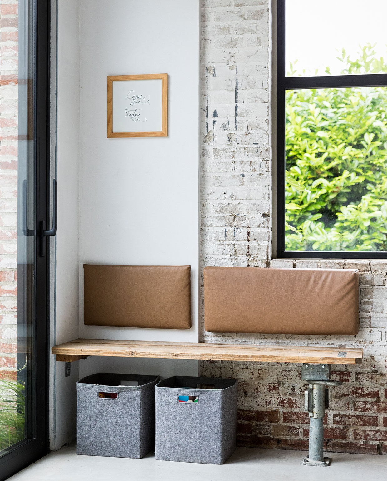 Bankje zelfgemaakt van resthout fabriek, deel van een stutpaal als poot en lederen kussens op maat laten maken. Vilten bakken Hema. styling Ilona Jongepier | fotografie Dana van Leeuwen | visagie Djolien de Kreij | tekst Merel van der Lande
