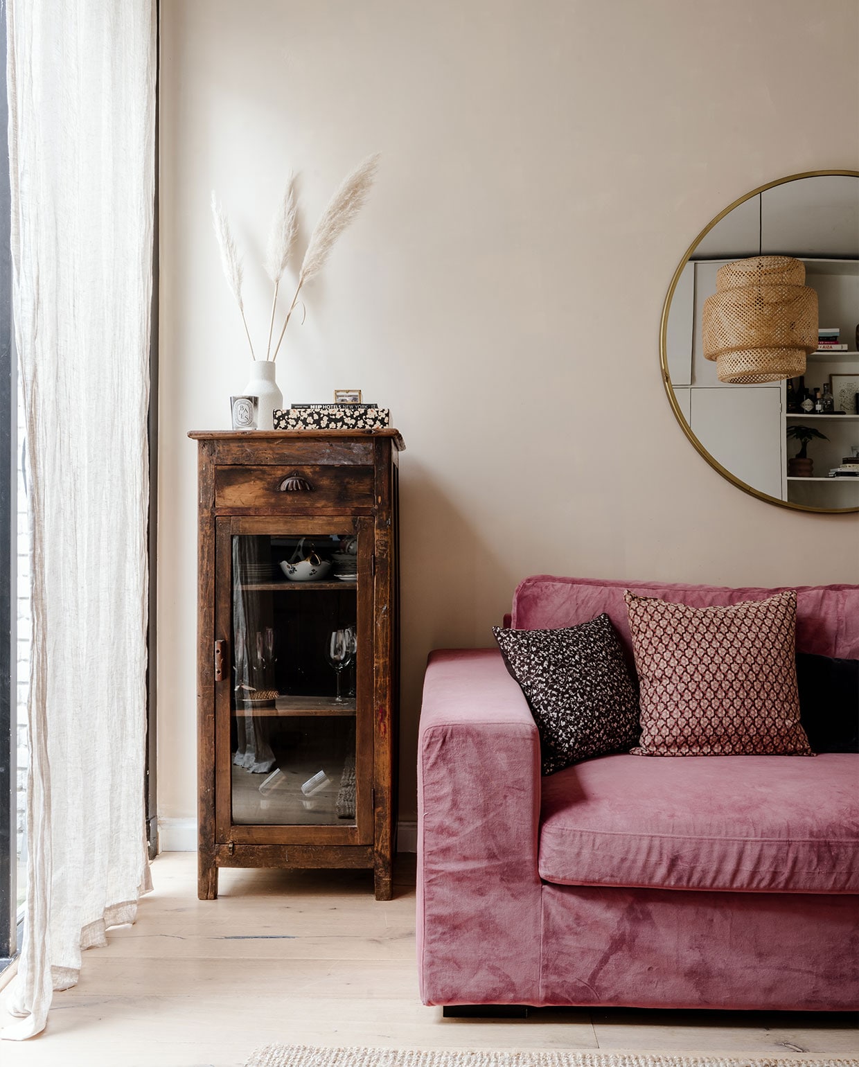 Vloerkleed en lamp Sinnerlig van Ikea, spiegel Sissy-Boy, muurverf Sahara Dust van Pure &amp; Original, bank en vintage dressoir Homestock, vaas Hema, pluimen uit de tuin, gordijnen H&amp;M Home. NEE | vtwonen 6-2022 | productie CocoFeatures | styling Laurien Deken | fotografie Inge Korver | tekst Robin Pakvis