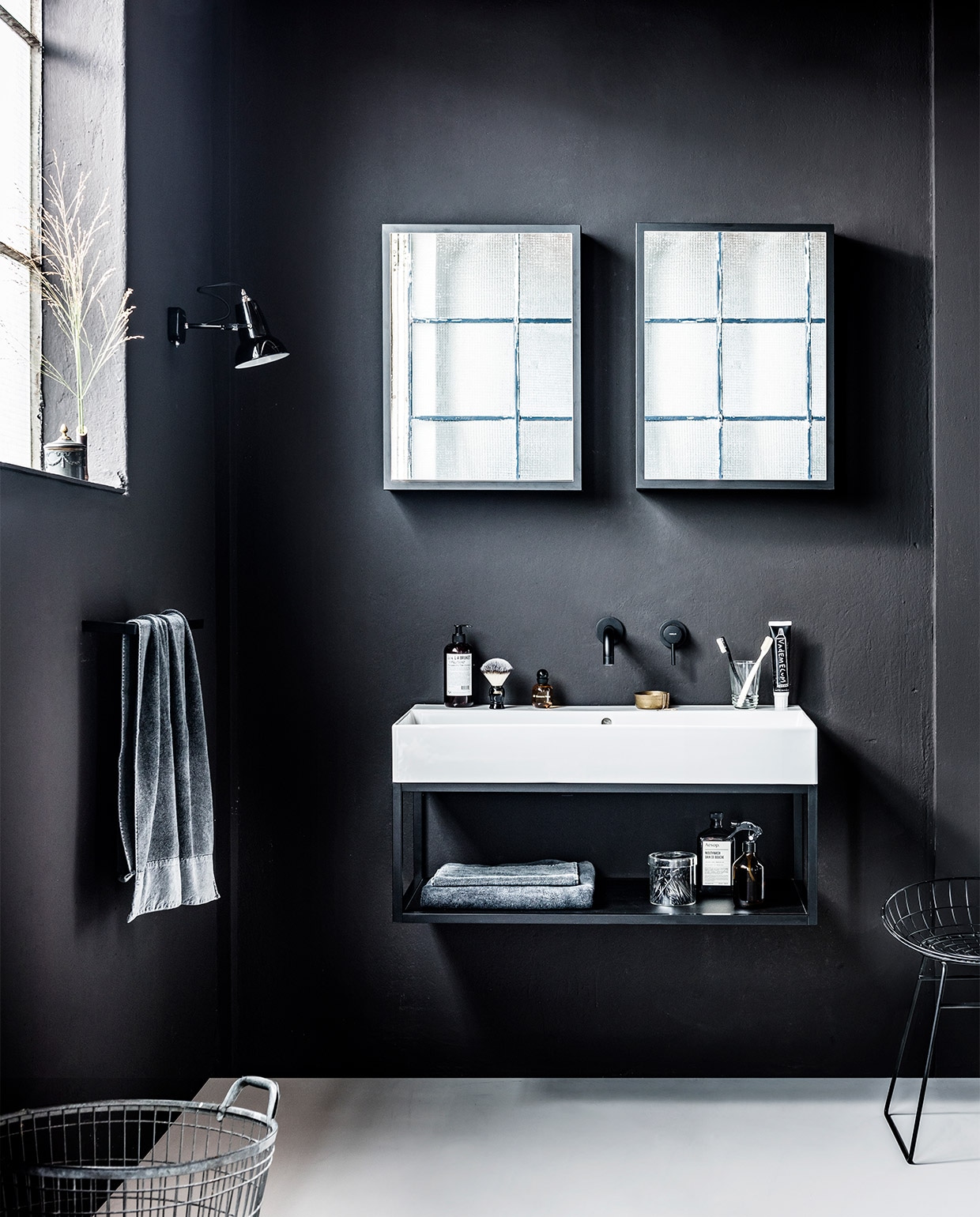M.m.v. Mister Design (wandlamp Anglepoise original 1227 mini), vtwonen collectie (handdoeken), Loods 5 (glas), Hudson’s Bay (scheerkwast), H&amp;M (parfum), Sissy-Boy (messing schaaltje), vtwonen.nl (draadkruk Wire van Pastoe). Kleur op de muur: Off Black van vtwonen, overig privébezit. JA | vtwonen 11-2018 | styling Kim van Rossenberg  | fotografie Sjoerd Eickmans