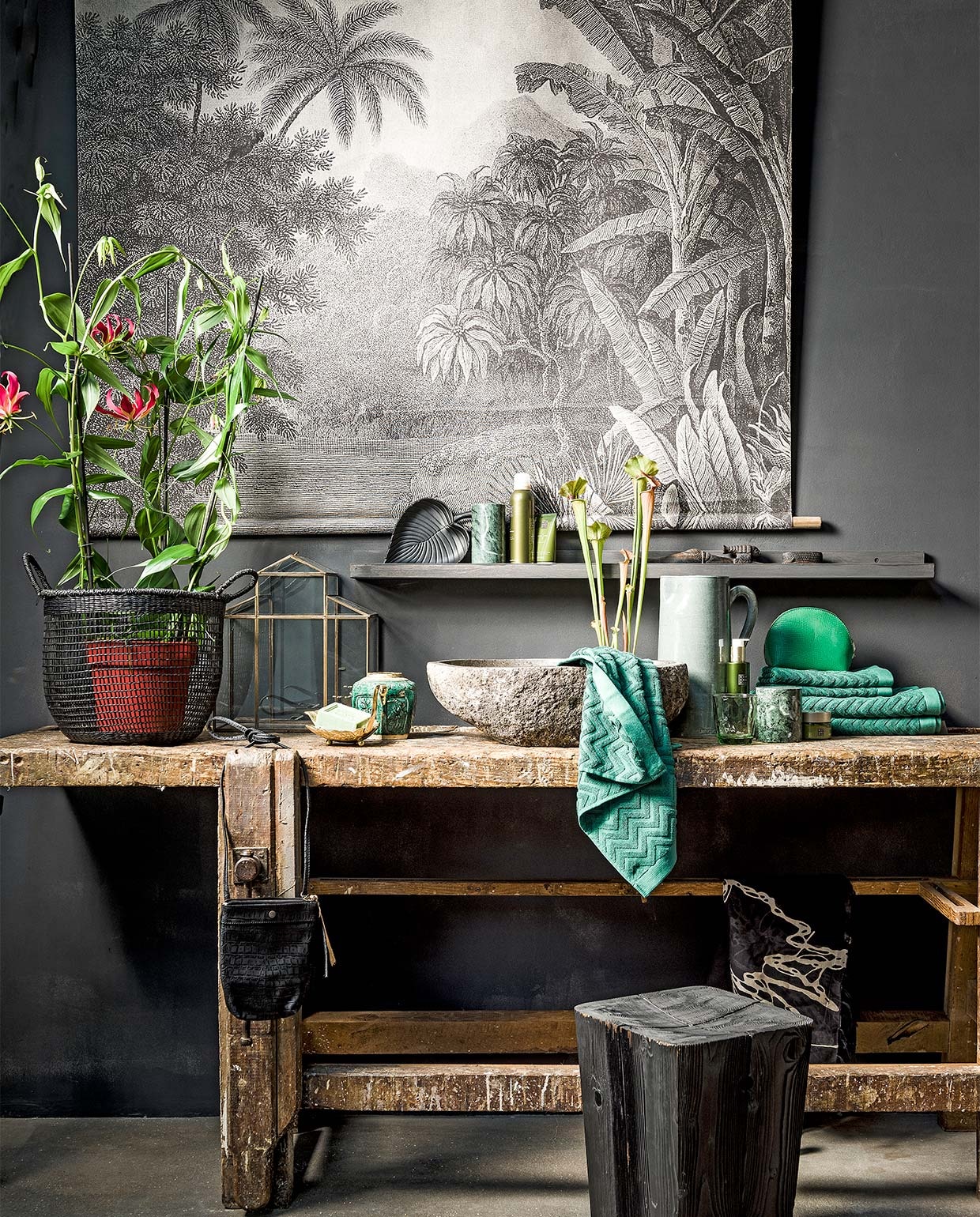 Badkamer antraciet, , Schoolplaat Jungle, XXL € 65,- (HK Living). Zwart mandje € 19,99, groen marmeren potje € 24,99, groen marmeren potje met deksel € 29,99, zeepschaaltje in de vorm van een zwaan € 21,99, groen glas Diamond € 7,99 (Sissy-Boy). Grijze karaf, XL € 35,- (In-Petto). Badproducten Dao, per set € 29,50 (Rituals). Groene toilettas € 6,90, groene gastendoekjes Jacquard, per stuk € 4,99, groene handdoeken Jacquard, per stuk € 9,99 (H&amp;M Home). Glazen terrarium € 90,-, zwart telefoontasje met kroko-dessin € 27,95, stenen waskom € 340,- (Nijhof). Plant Gloriosa en vleesetend plantje Sarracenia (www.mooiwatplantendoen.nl). Zwart bladschaaltje Avtal € 6,99 (Ikea). Oude werkbank, Chinees gemberpotje, zwarte shawl privébezit. vtwonen 06-2017 | styling Moniek Visser | fotografie Sjoerd Eickmans