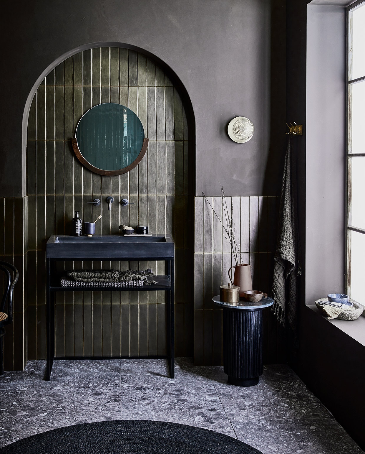 Groene wandtegel uit vtwonen collectie Marrakesh, kleur Army Green, glans, 6,5×40 cm, Betonnen wastafel Tank met kraangat, kleur Concrete Black, 10x60x46 cm (hxbxd) € 748,-. Metalen frame, kleur Black, 81x60x45 cm (hxb) € 436 (vtwonen.nl) JA | vtwonen 08-2021 | styling Cleo Scheulderman | fotografie Jeroen van der Spek