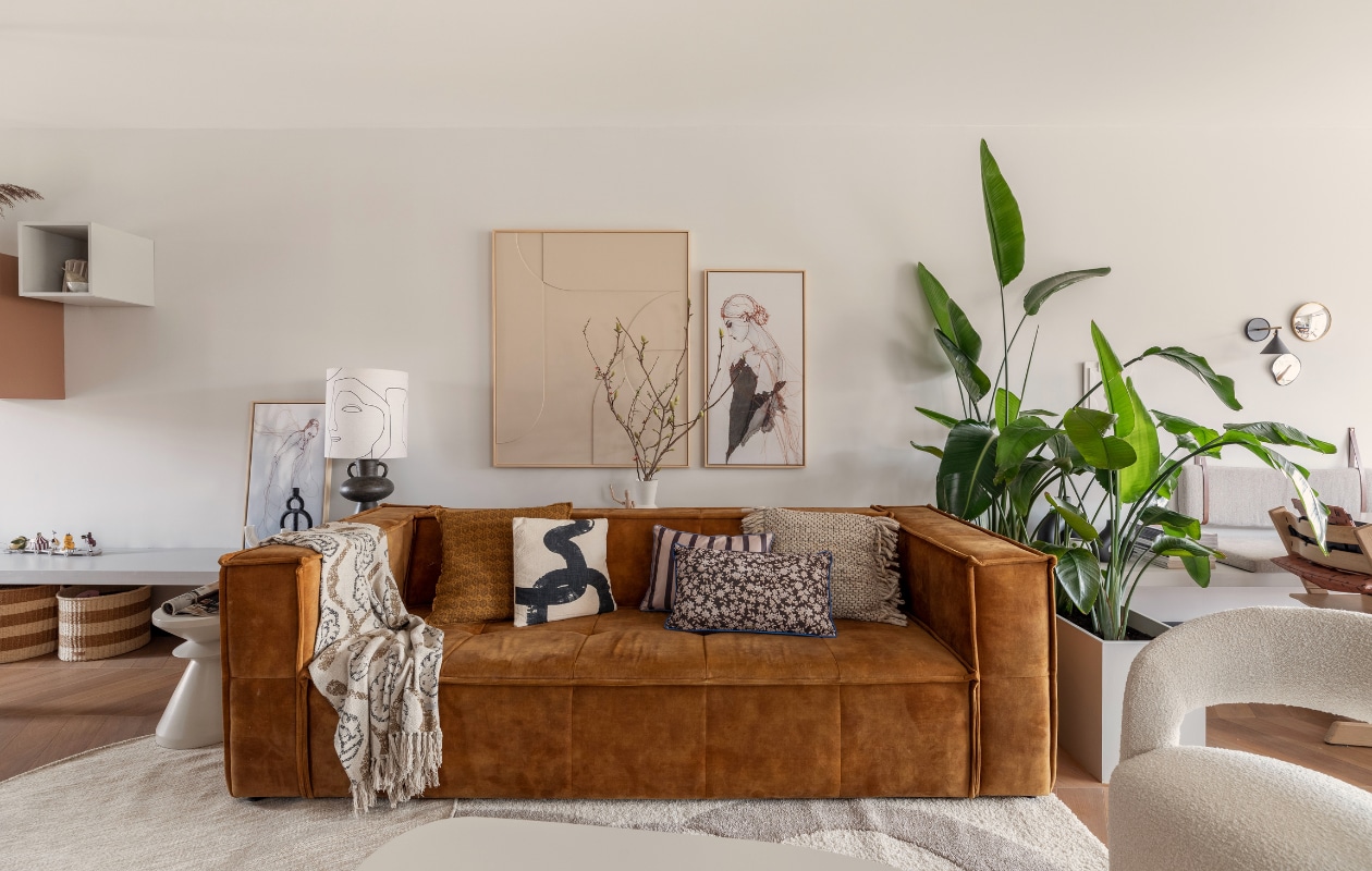 Kruk links Jotex, bank en lamp HKliving, links en rechts werk van Kim Rijntjes via Werk aan de Muur, 3D-werk Hella en haar vader via Createwow, draaifauteuil Sofa Company, kleed Benuta, kussens HKliving, Bloomingville, Madam Stoltz, plaid Bloomingville. Overig onbekend. vtwonen 09-2022 | Fotografie Margriet Hoekstra
