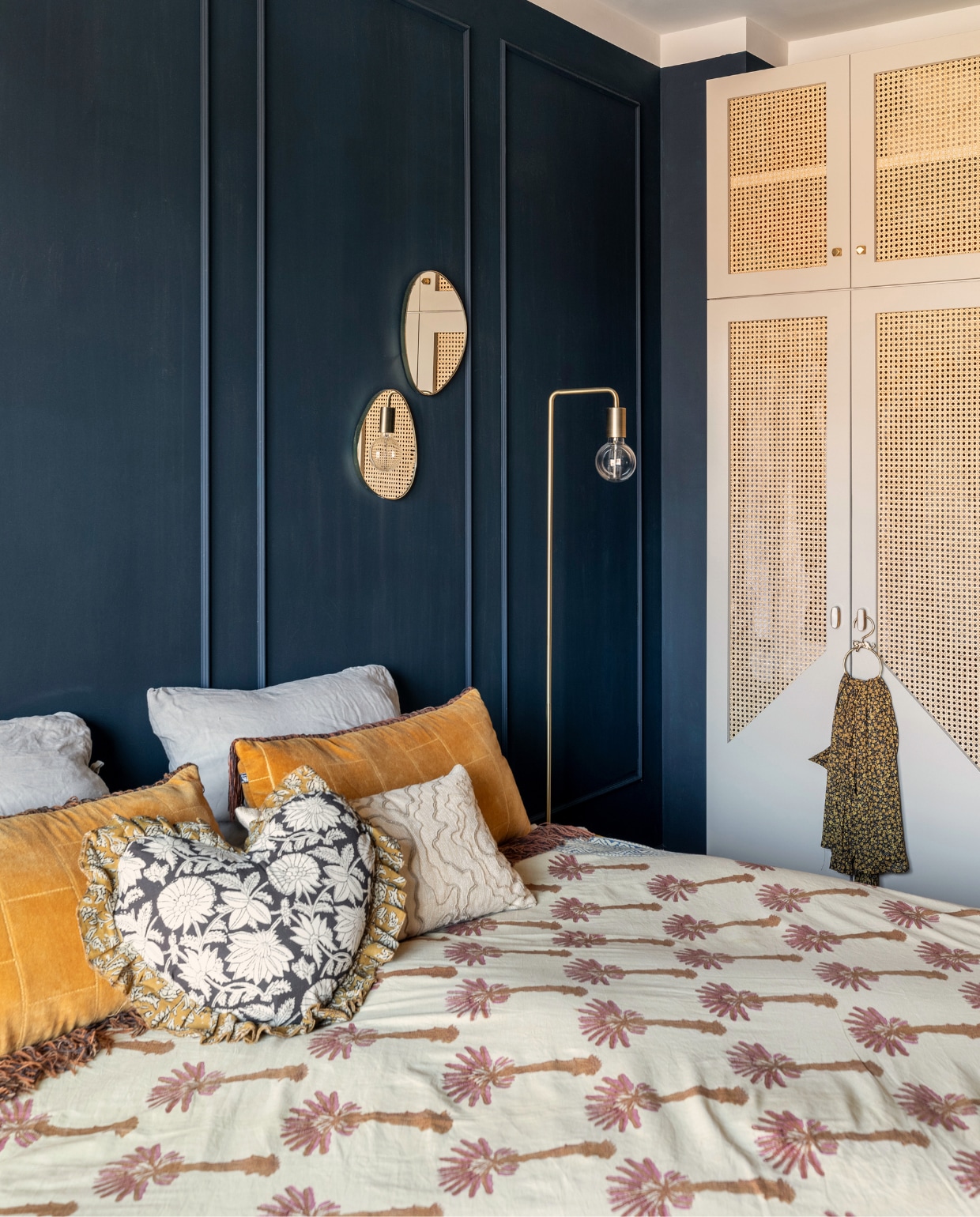 Garderobekast Ikea, deuren zelfgemaakt, deurbeslag Zara Home, blauwe verf Basalt van Little Greene, sprei, hartvormig kussen Doing Goods, geel kussens HKliving, spiegels Maisons du Monde, staande lamp Frandsen, plafondlamp Marktplaats. vtwonen 09-2022 | Fotografie Margriet Hoekstra