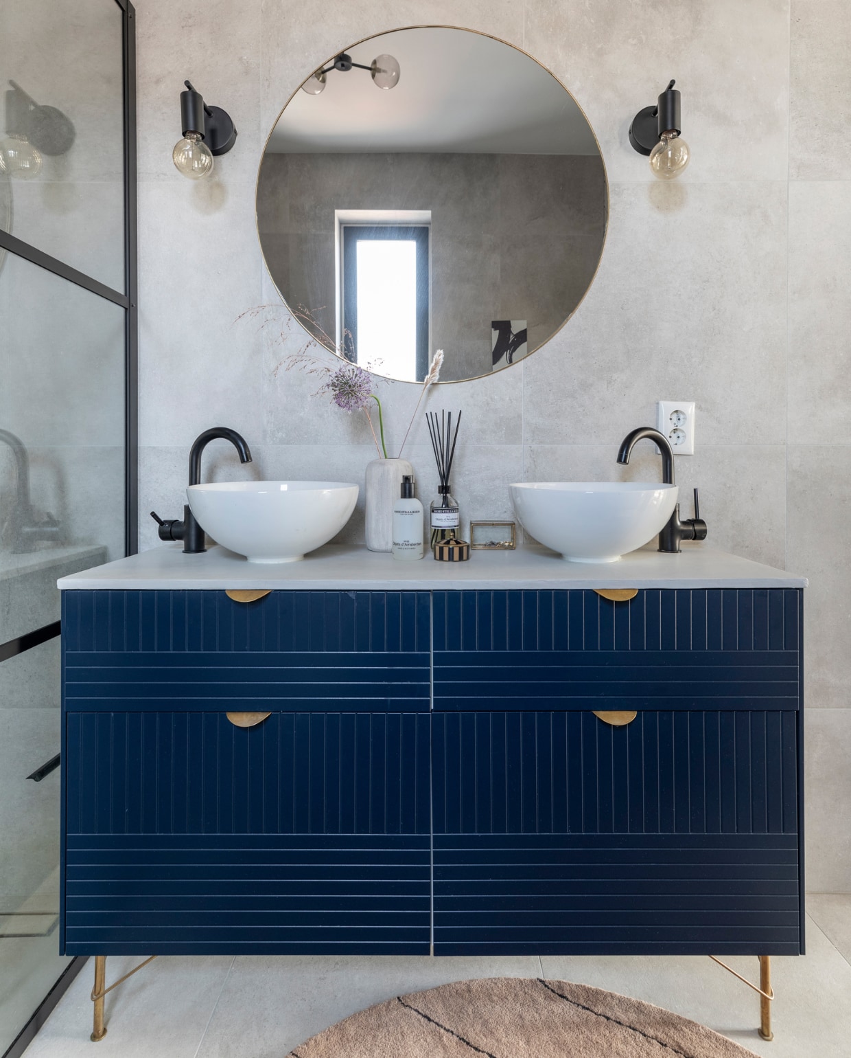 Wastafelmeubel Ikea, deuren, grepen en poten Superfront, kranen, waskommen en overig sanitair Sanitairkamer, spiegel Casashops, gestreept doosje Doing Goods, vaas Casashops, geurstokjes Marie Stella Maris, kleed Oyoy. vtwonen 09-2022 | Fotografie Margriet Hoekstra
