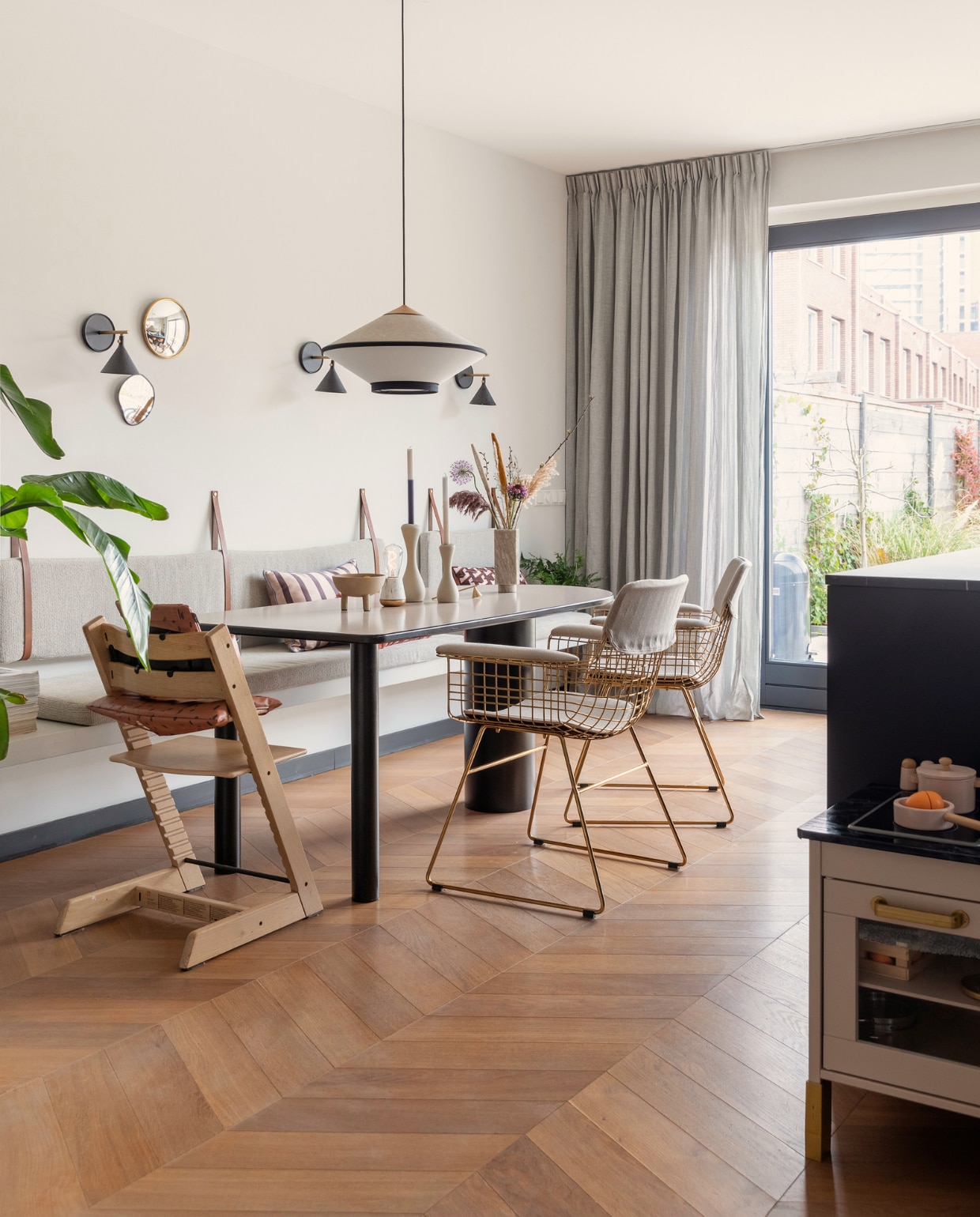 Eettafel Marktplaats, blad geverfd in kleur Roman Plaster van Little Greene, lamp Forestier, wandlampen Menu, messing draadstoelen, wandkussens Nofruit met stof van HKliving, kinderstoel Stokke, make-upspiegel Zara, leren hanglussen Handles &amp; More, vazen HKliving, marmeren lamp Humble Lights, kandelaars Jotex, schaaltje op poten 101Copenhagen, kussens HKliving. vtwonen 09-2022 | Fotografie Margriet Hoekstra