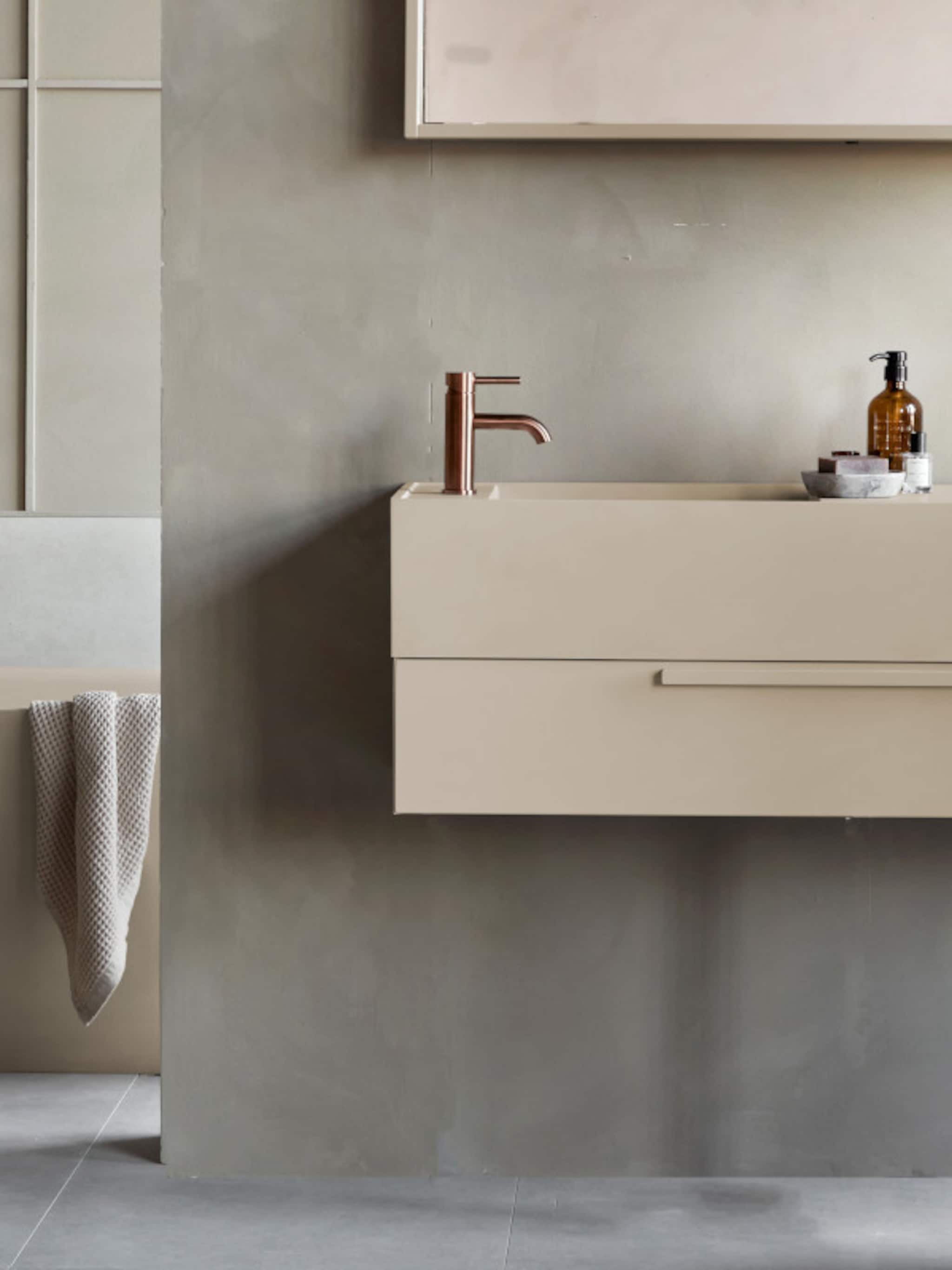 wellness alert tover een compacte badkamer om tot een mini spa