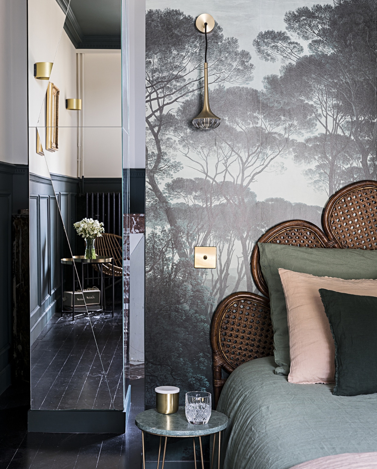 Verfkleur lambrisering Thé de Chine van Maison Sarah Lavoine (via ressource-peintures.com). Behang Pine Trees Au Fil des Couleurs. Hoofdbord tweedehands. Wandlampen Flea Miliashop. Goudkleurige lichtschakelaars Also &amp; Co. Bijzettafel Monoprix. Overig onbekend. NEE | vtwonen special binnenkijken 2022-3 | Productie AC Scoffoni | Styling Marie-Maud Levron | Fotografie Yann Deret | Tekstbewerking Renate Dahlmans