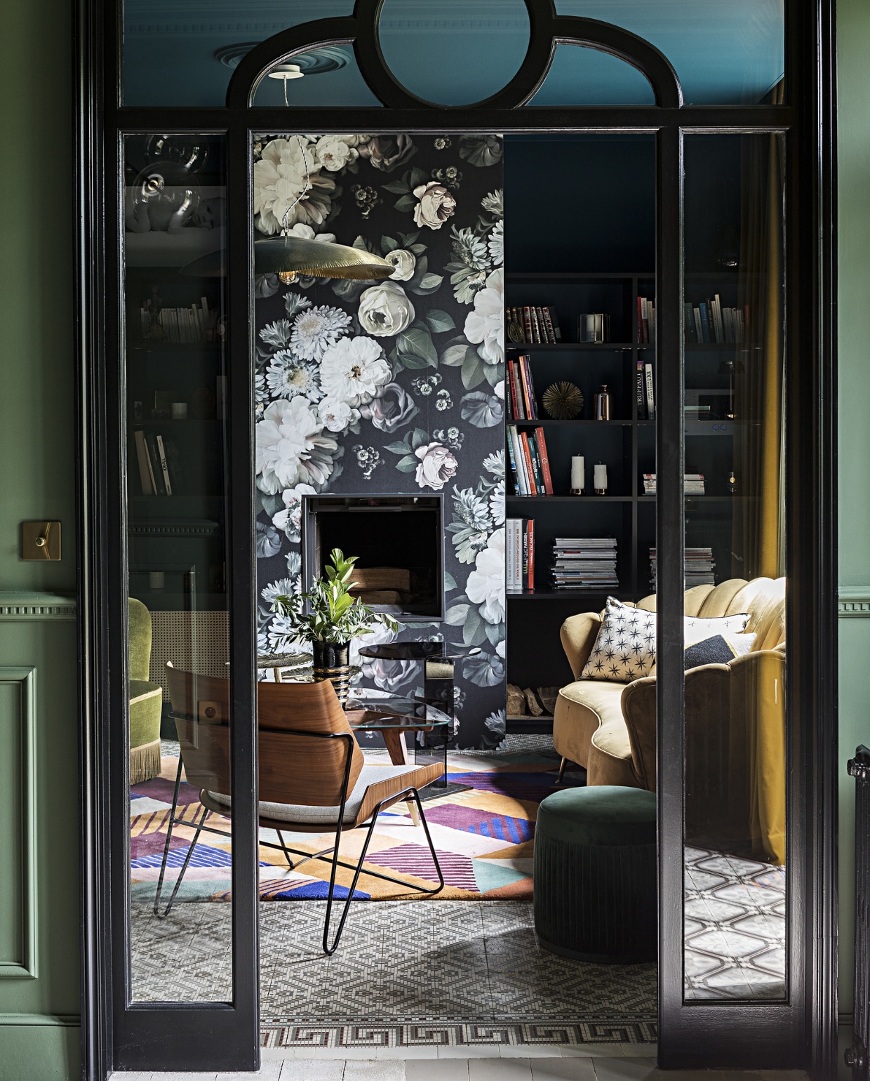 Muurverf Bleu Minuit van Maison Sarah Lavoine (via ressource-peintures.com). Behang Dark Floral Ellie Cashman Design. Banken en fauteuil tweedehands. Vloerkleed Toulemonde Bochart. Salontafel , D 552-2 Giò Ponti. Hanglamp Gervasoni. Overig onbekend. NEE | vtwonen special binnenkijken 2022-3 | Productie AC Scoffoni | Styling Marie-Maud Levron | Fotografie Yann Deret | Tekstbewerking Renate Dahlmans