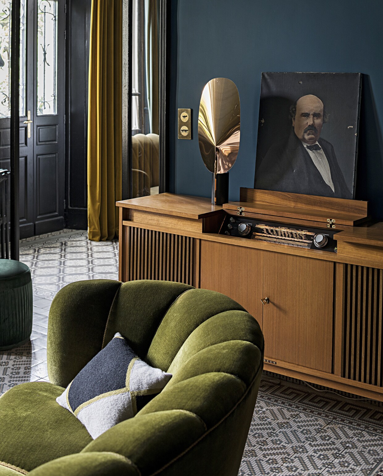 Groene bank tweedehands. Vintage radiokast Telefunken via Troc’Occaz. Tafellamp Serena Flos. Goudkleurige lichtschakelaar Also &amp; Co. Overig onbekend. NEE | vtwonen special binnenkijken 2022-3 | Productie AC Scoffoni | Styling Marie-Maud Levron | Fotografie Yann Deret | Tekstbewerking Renate Dahlmans