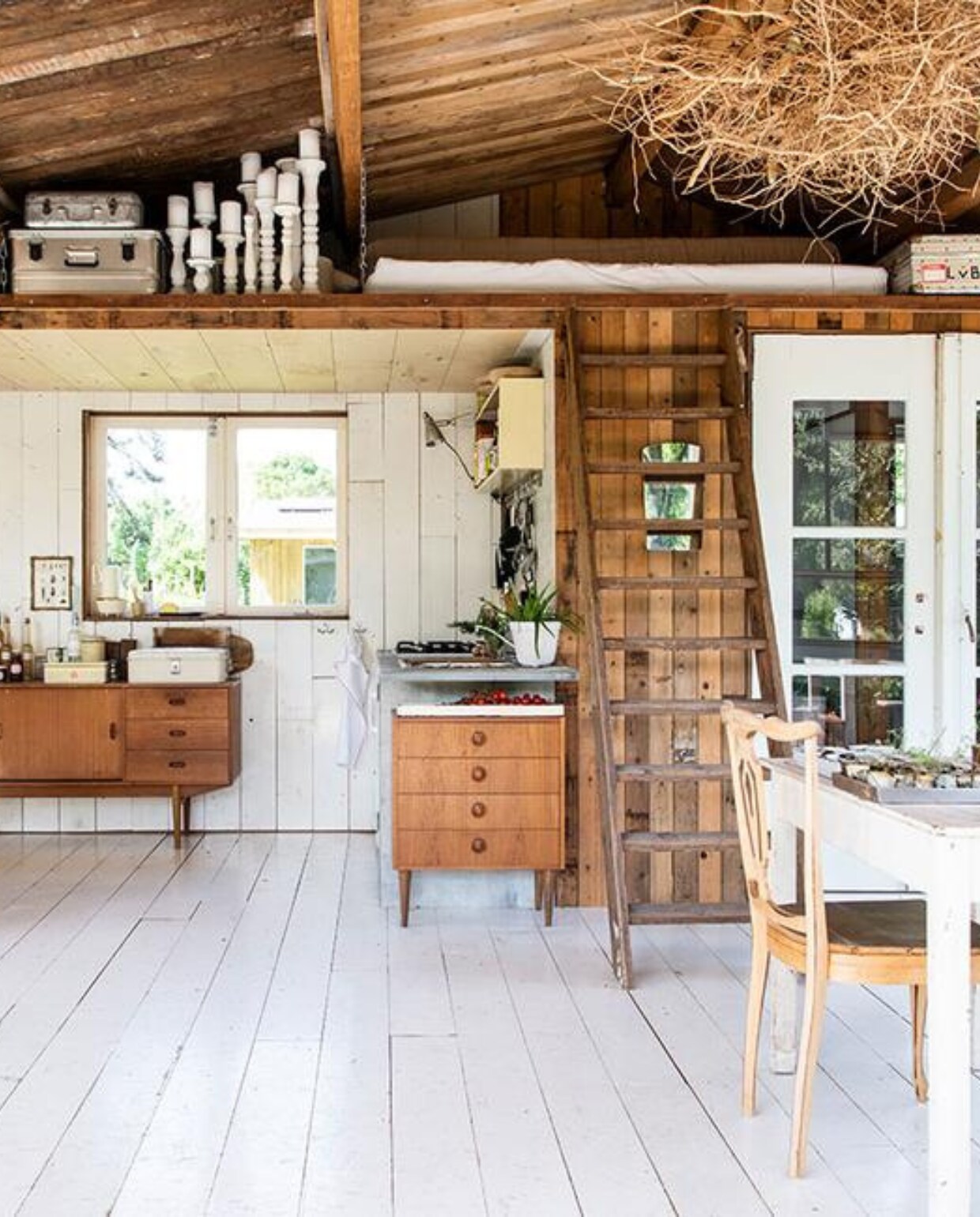 Vloer gemaakt van gevonden planken, tafel Van Dijk &amp; Ko, bord met tekst gemaakt door Simone, tegels Kringloop De Driesprong, gieter Kringloop Vintage &amp; More, potjes Salie Leiden, houten kist winkelgloria.nl. Planten: pannenkoekplant, stek fluweelboom, lupine, tomaat. NEE | vtwonen TUIN special 5 | Productie Insidehomepage | Styling Myla Griese | Fotografie Louis Lemaire
