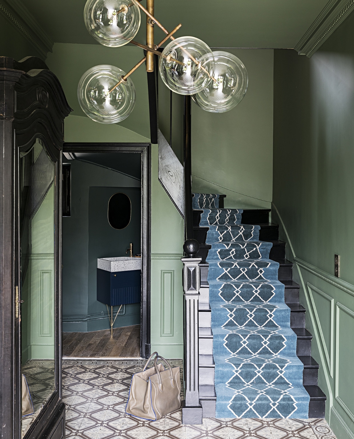 Muurverf trappenhuis Eucalyptus en toilet Thé de Chine van Maison Sarah Lavoine (via ressource-peintures.com) . Hanglamp Bolle Gallotti &amp; Radice. Zwartgeverfde kast tweedehands. Traploper Arlequin Hartley &amp; Tissier. Terrazzo wastafel in opdracht gemaakt. Spiegel Moebe. NEE | vtwonen special binnenkijken 2022-3 | Productie AC Scoffoni | Styling Marie-Maud Levron | Fotografie Yann Deret | Tekstbewerking Renate Dahlmans