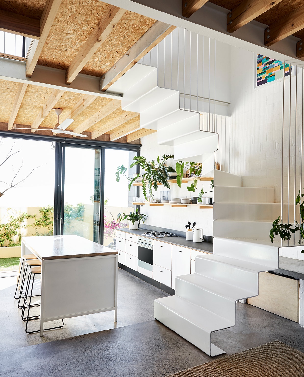 David en Bonnie's huis Keuken met eeteiland zelfontworpen. Fornuis Smeg. Plafondventilator Vent-Axia. Vergelijkbare barkrukken met sledevoet Nordic New. Overig onbekend. vtwonen special binnenkijken 03-2022 | productie Bureaux | fotografie Warren Heath | styling Sven Alberding
