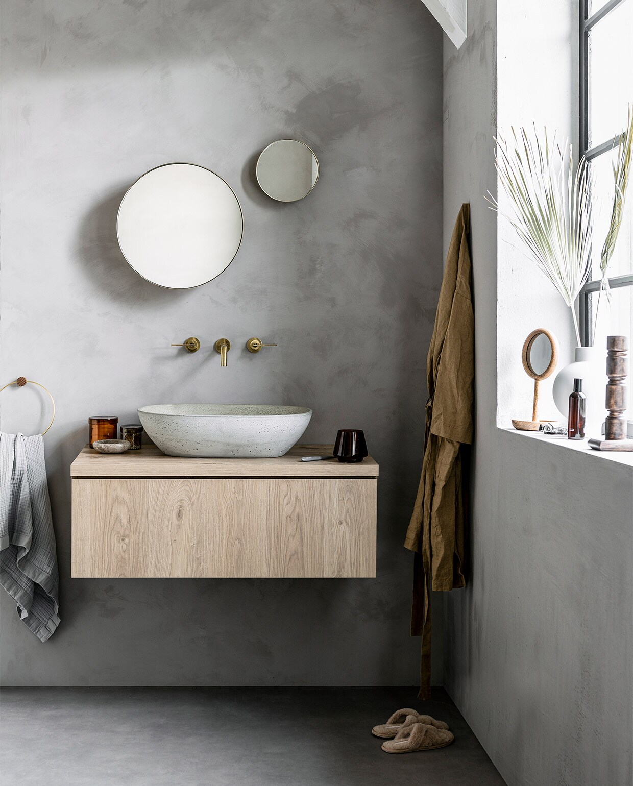 Wasbak Tank van beton in Concrete Black, zonder kraangaten, 12,5x90x46 cm (hxbxd) € 969,- (zie volgende pagina voor overige uitvoeringen)Onderbouwkast Cube van eikenhoutfineer in Oak Black, hangend met 1 lade, 30x60x43,5 cm (hxbxd) € 455,-, ook verkrijgbaar in Oak Black en in 30x90x43,5 cm (hxbxd) € 469,- en 30x120x43,5 cm (hxbxd) € 519,-, staand met 2 lades vanaf € 699,-. 2-greeps wastafelkaan Flame in Charcoal, hoge uitvoering met industriële greep, 23 cm, per stuk € 520,-, ook verkrijgbaar in Chrome € 380,- en in Black Steel, Bronze en Brushed alle drie € 596,-. m.m.v. pure-original.nl (muurverf coffee cream), vtwonen.nl (tandenborstelbeker van zone denmark, staande spiegel van yamazaki, wandspiegel van aytm, handdoek van vtwonen), loods5.nl/design (driepoot schaal), dille-kamille.nl (puimsteen, lippenbalsem), klevering.nl (scheerkwast). Overig privébezit. vtwonen 07-2020 | styling Danielle Verheul | fotografie Sjoerd Eickmans
