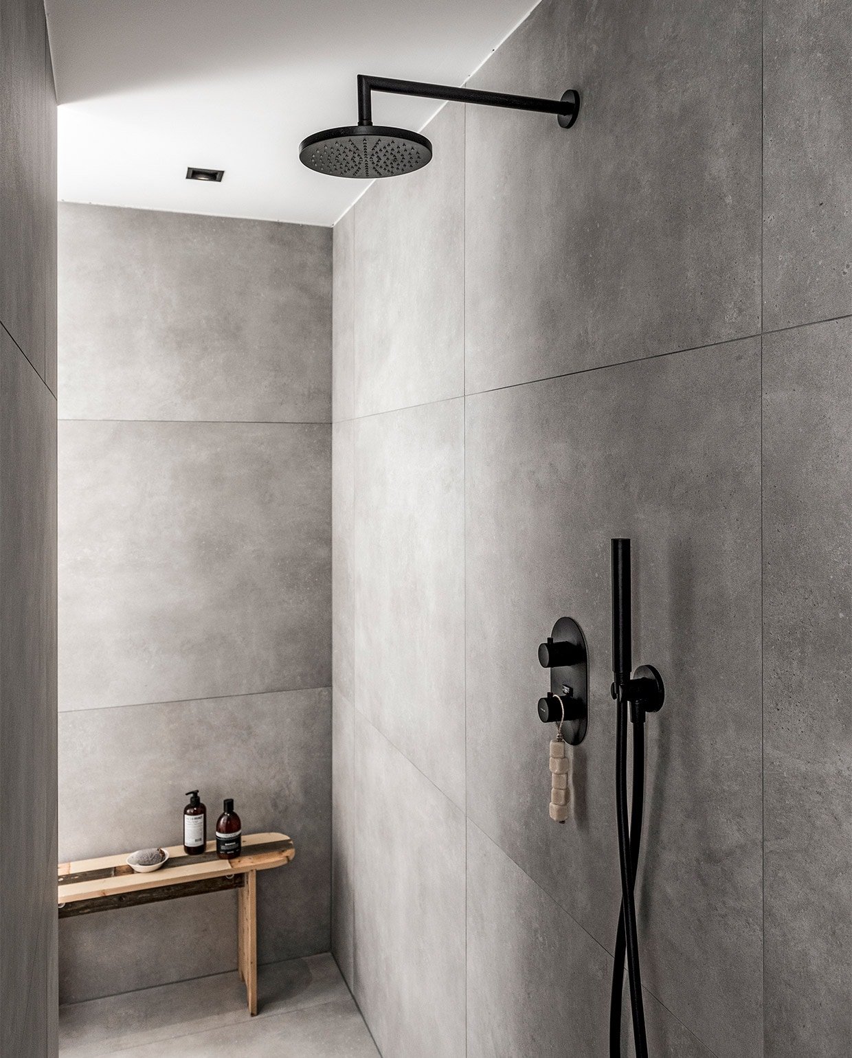 badkamer van vtwonen collectie: Tegel Mold, Concrete. Hoofddouche en douchearm Curve  vtwonen collectie najaar 2018 | styling Kim van Rossenberg  | fotografie Sjoerd Eickmans