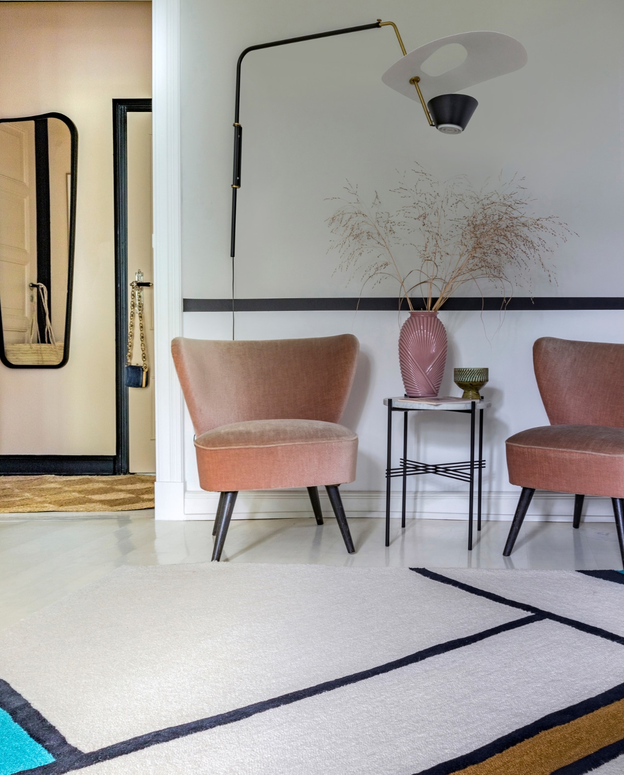 Roze vintage fauteuils van Janina’s grootouders. Tafeltje Gubi. Roze vaas van rommelmarkt Palm Springs. Overig onbekend. productie AC Scoffoni | styling Janina Krinke | fotografie en tekst Anne Catherine Scoffoni |\ntekstbewerking Caroline Westdijk