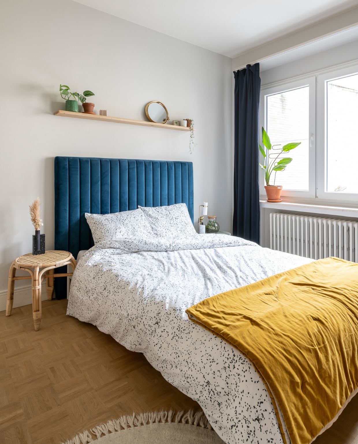 Bed en bamboe kruk Ikea, hoofdeinde, sprei en nachtlamp La Redoute, beddengoed H&amp;M Home. Terrarium en wandplank zelfgemaakt. Terracotta pot Broese Gent, spiegel, kaars en tapijt van Sissy-Boy. Overig onbekend. vtwonen 09-2022 | Fotografie Jonah Samyn | Tekst Katrien Depoorter